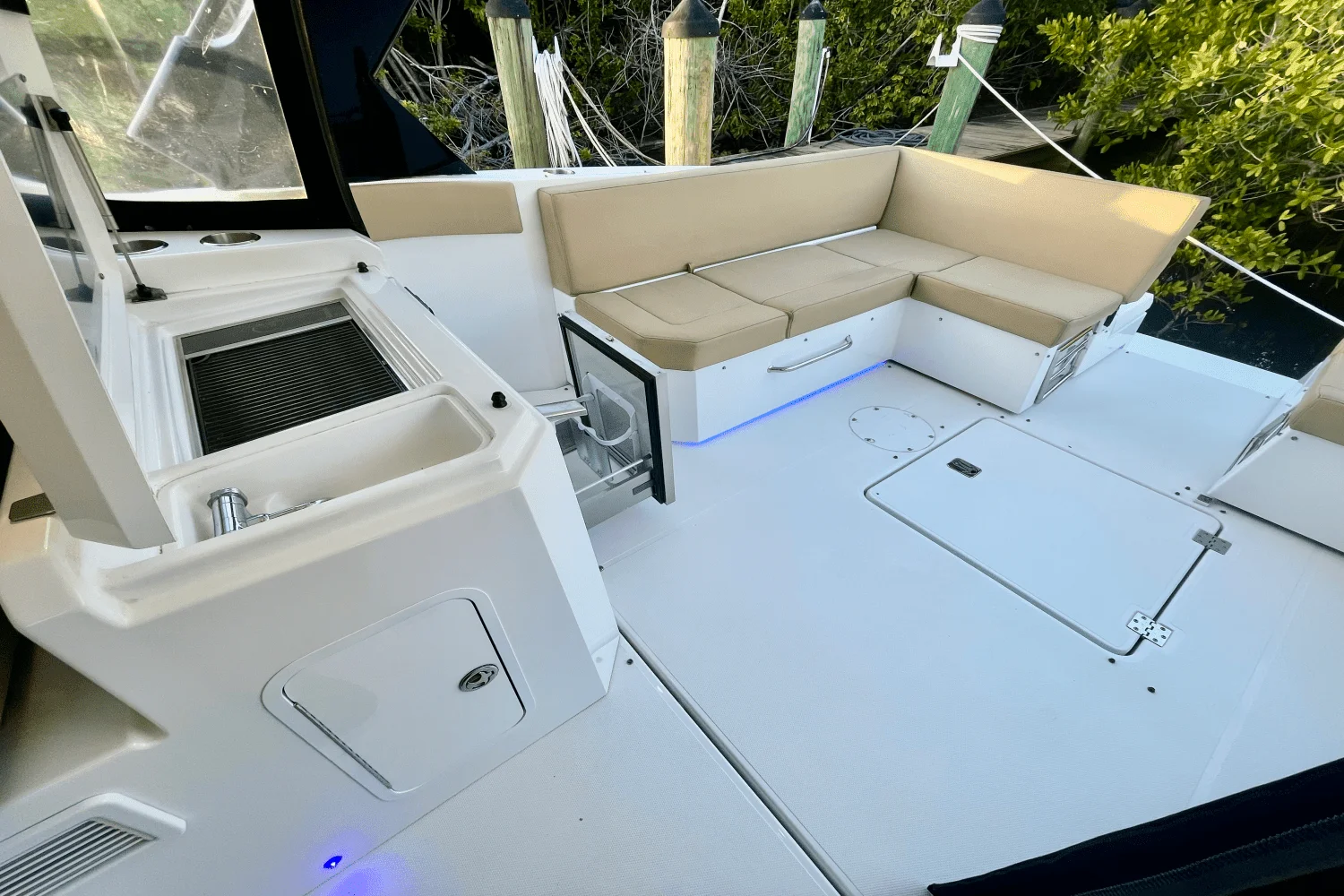 2016 Cruisers Yachts 390 EXPRESS COUPE - DIESEL Image Thumbnail #13