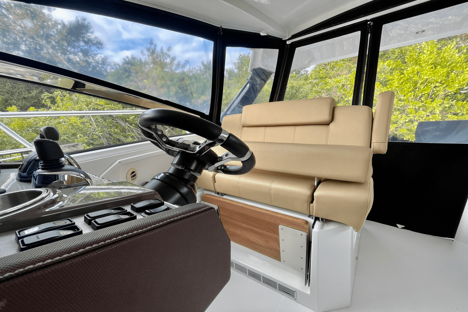 2016 Cruisers Yachts 390 EXPRESS COUPE - DIESEL Image Thumbnail #26