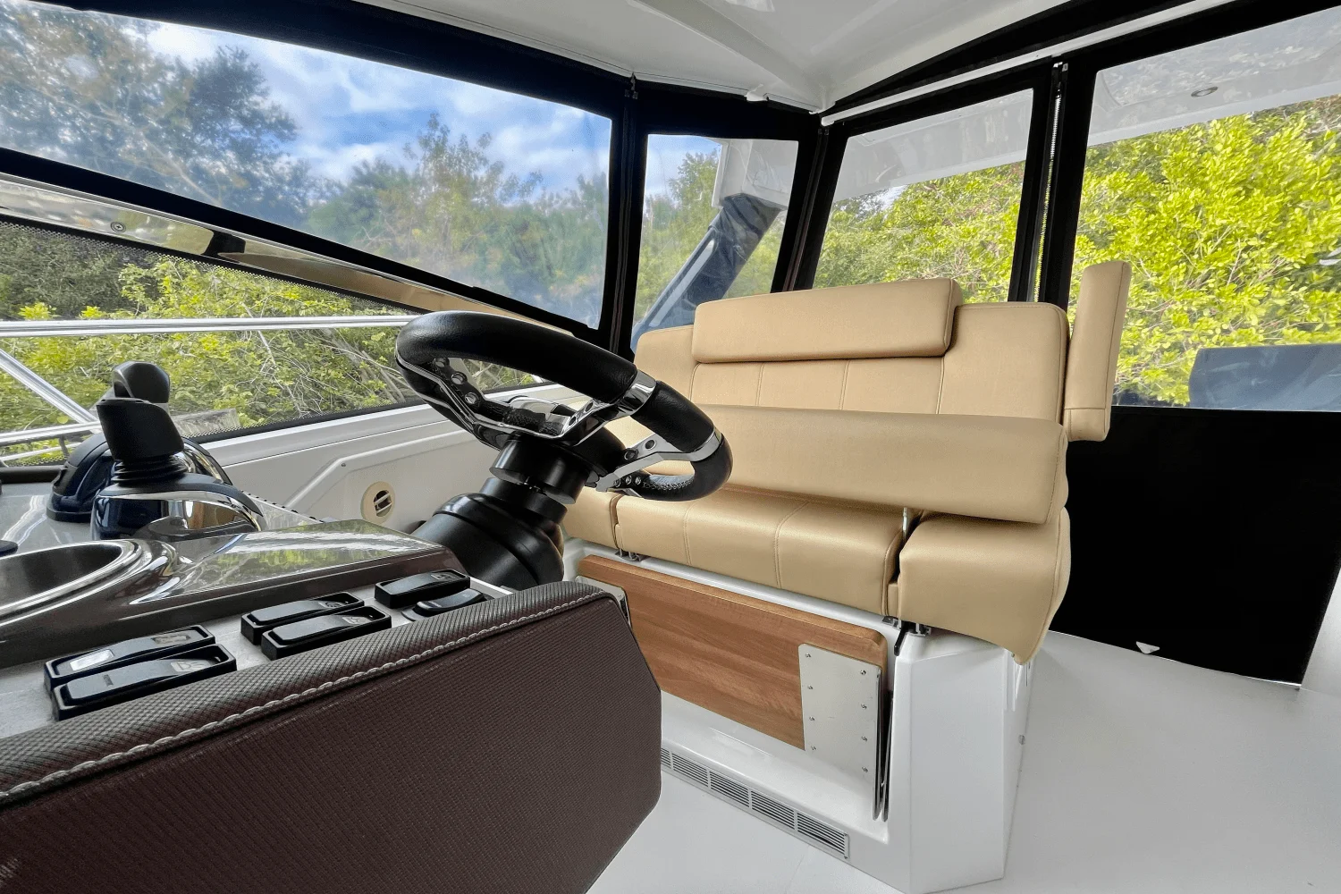 2016 Cruisers Yachts 390 EXPRESS COUPE - DIESEL Image Thumbnail #26