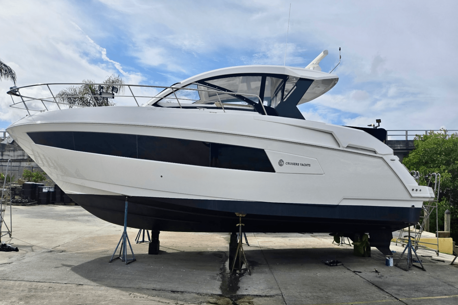 2016 Cruisers Yachts 390 EXPRESS COUPE - DIESEL Image Thumbnail #7