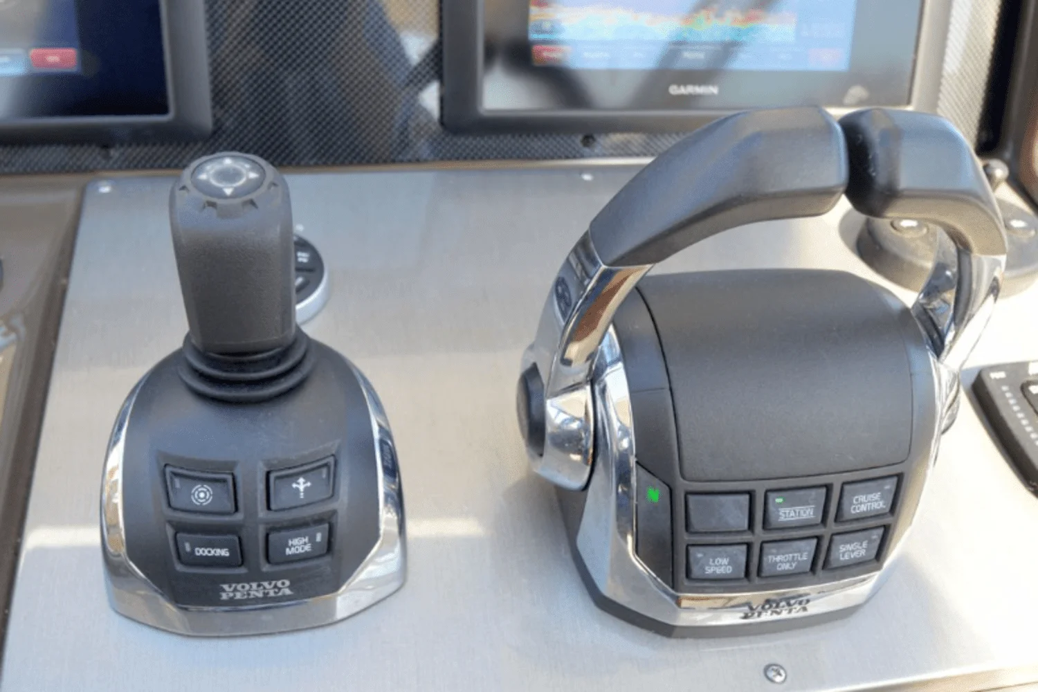 2016 Cruisers Yachts 390 EXPRESS COUPE - DIESEL Image Thumbnail #24