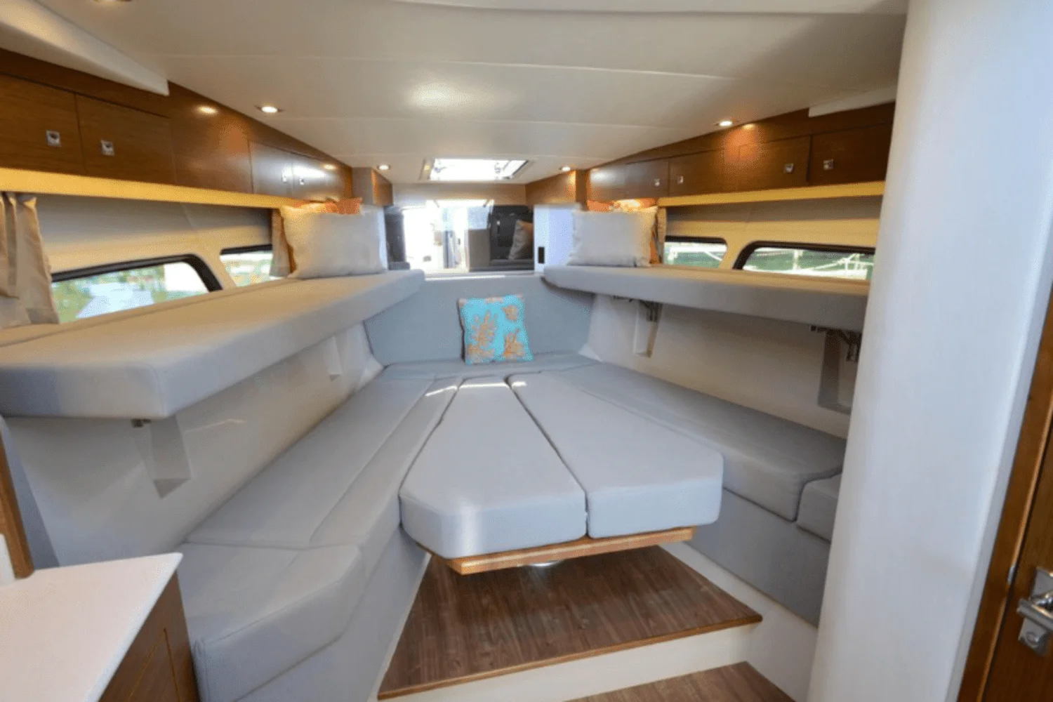 2016 Cruisers Yachts 390 EXPRESS COUPE - DIESEL Image Thumbnail #32