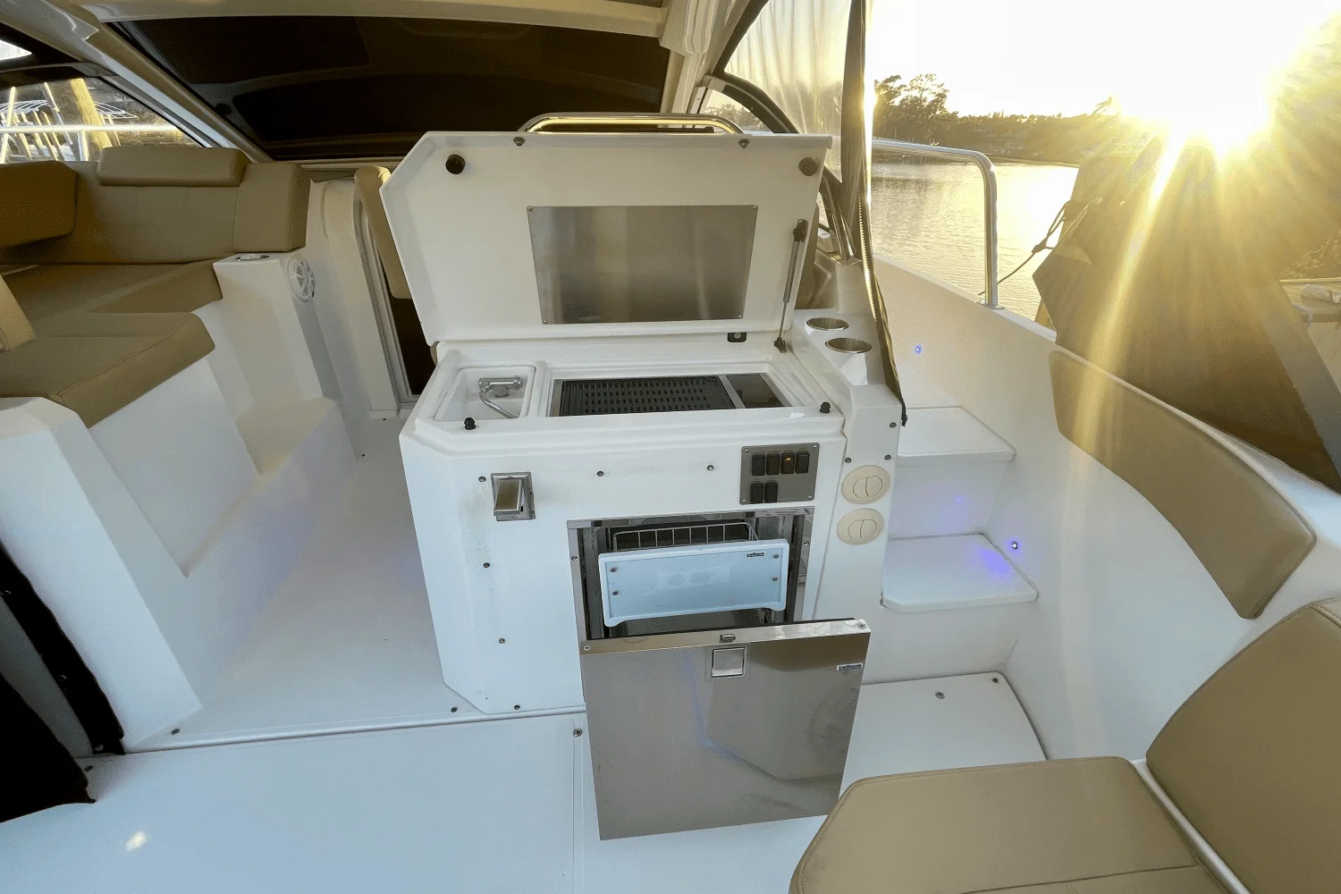 2016 Cruisers Yachts 390 EXPRESS COUPE - DIESEL Image Thumbnail #14