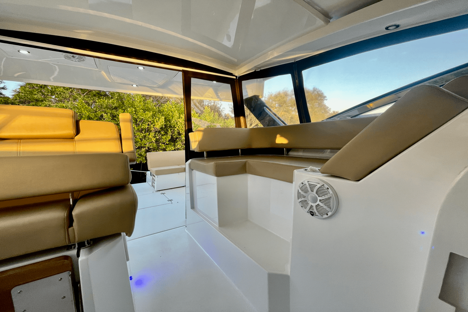 2016 Cruisers Yachts 390 EXPRESS COUPE - DIESEL Image Thumbnail #28