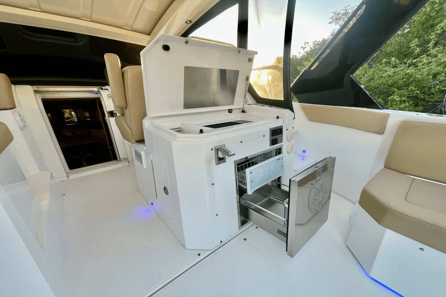 2016 Cruisers Yachts 390 EXPRESS COUPE - DIESEL Image Thumbnail #16