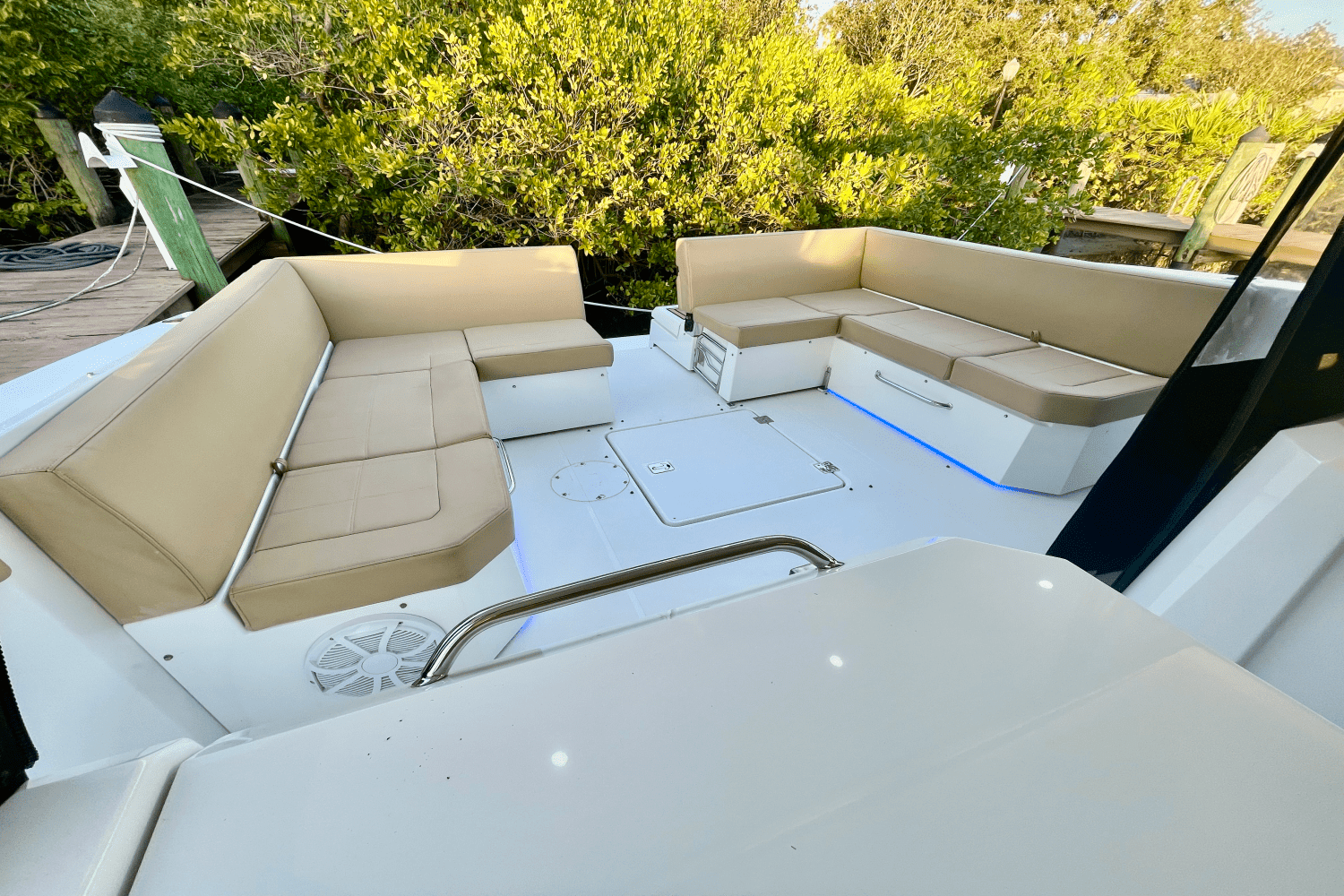 2016 Cruisers Yachts 390 EXPRESS COUPE - DIESEL Image Thumbnail #12