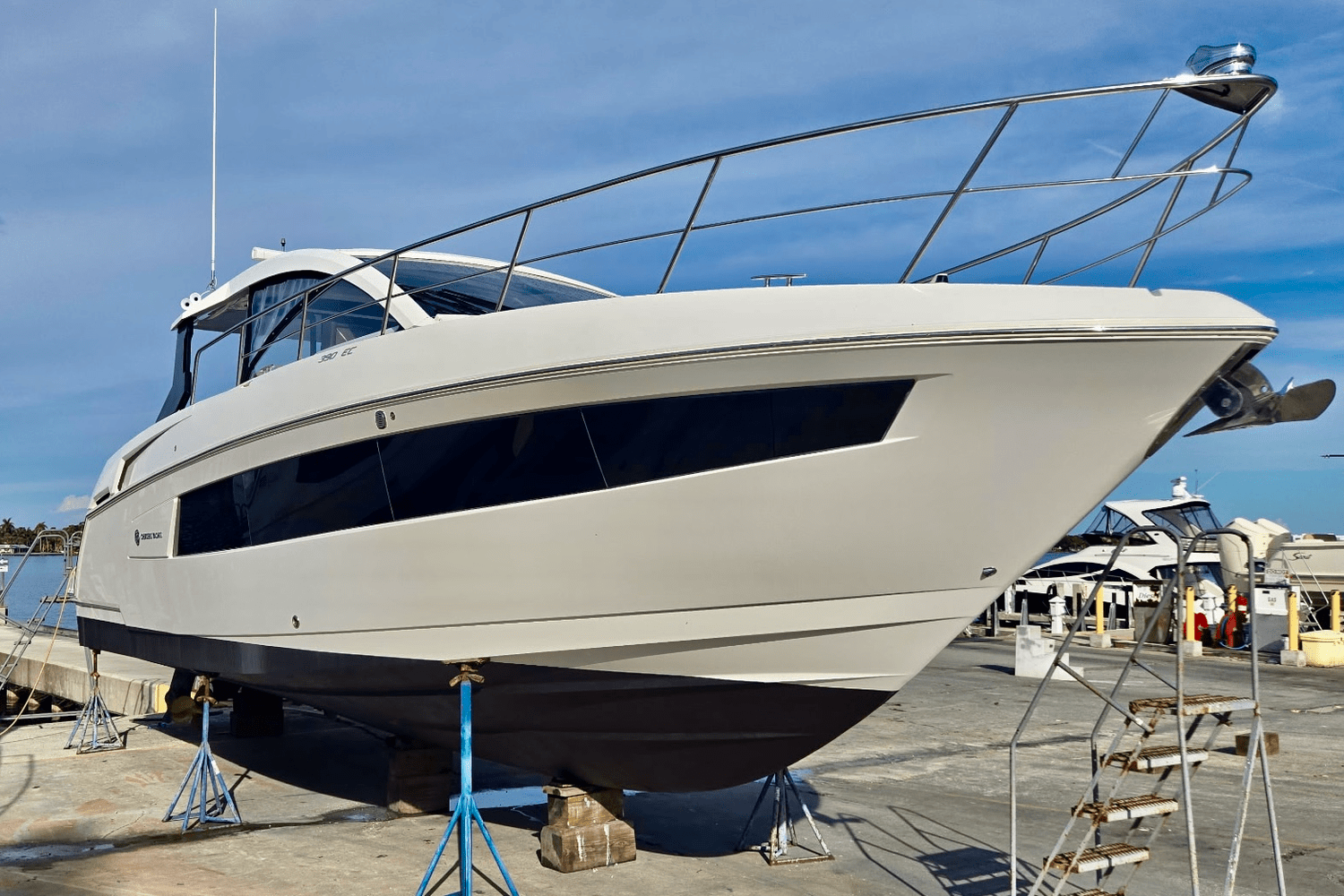 2016 Cruisers Yachts 390 EXPRESS COUPE - DIESEL Image Thumbnail #8