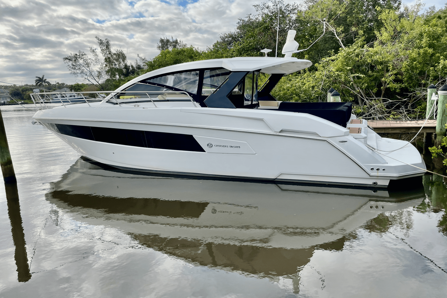 2016 Cruisers Yachts 390 EXPRESS COUPE - DIESEL Image Thumbnail #1