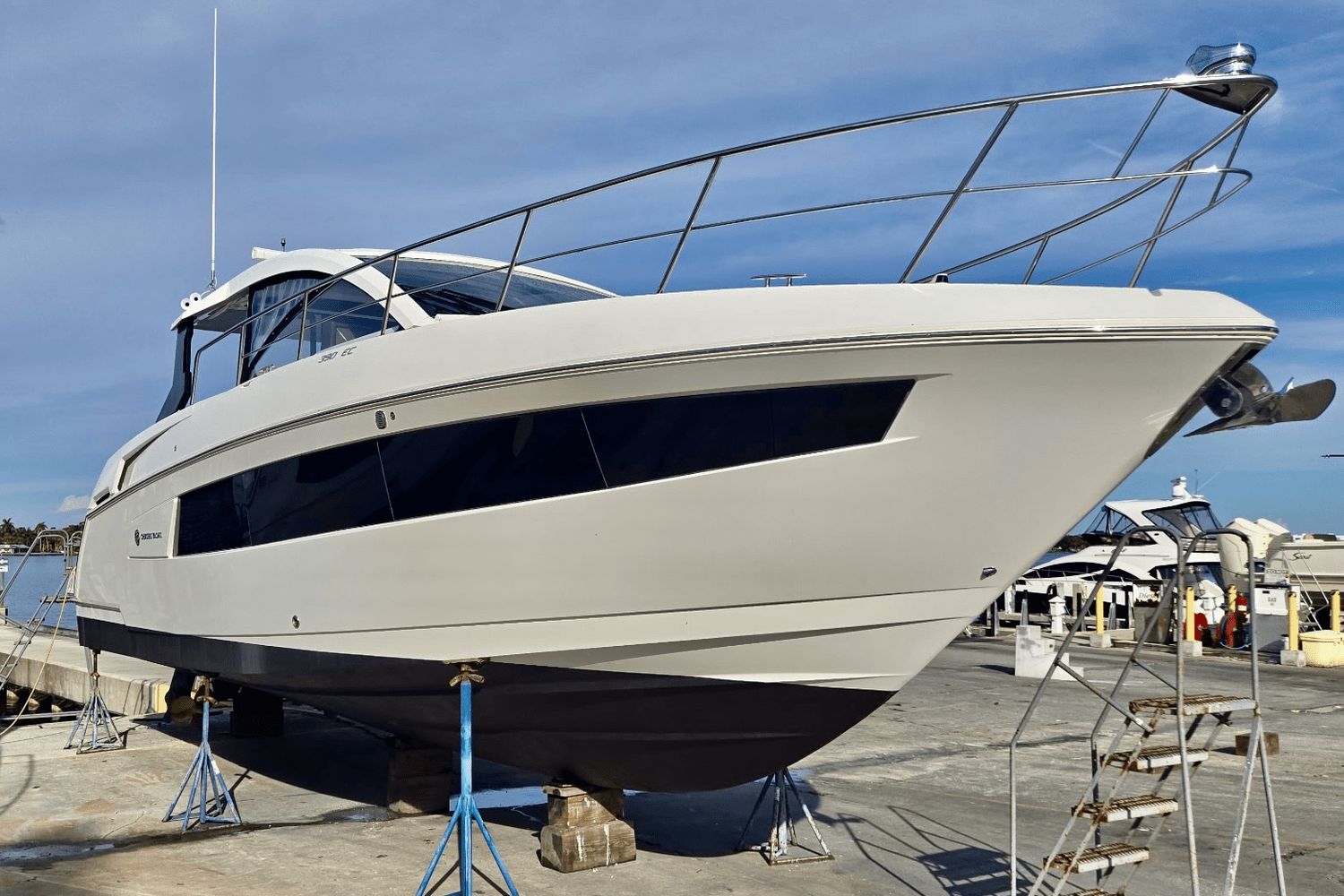 2016 Cruisers Yachts 390 EXPRESS COUPE - DIESEL Image Thumbnail #8