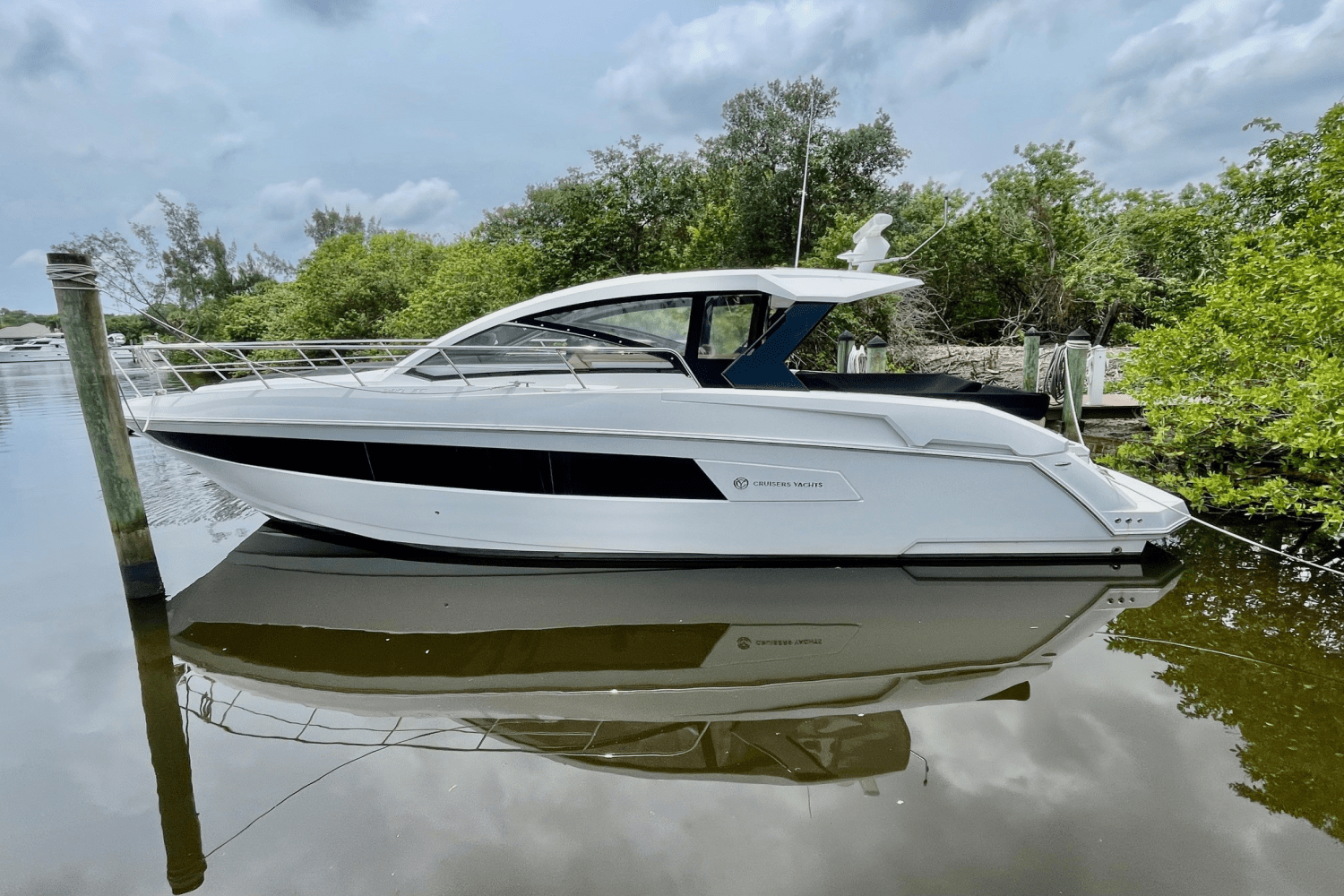 2016 Cruisers Yachts 390 EXPRESS COUPE - DIESEL Image Thumbnail #3