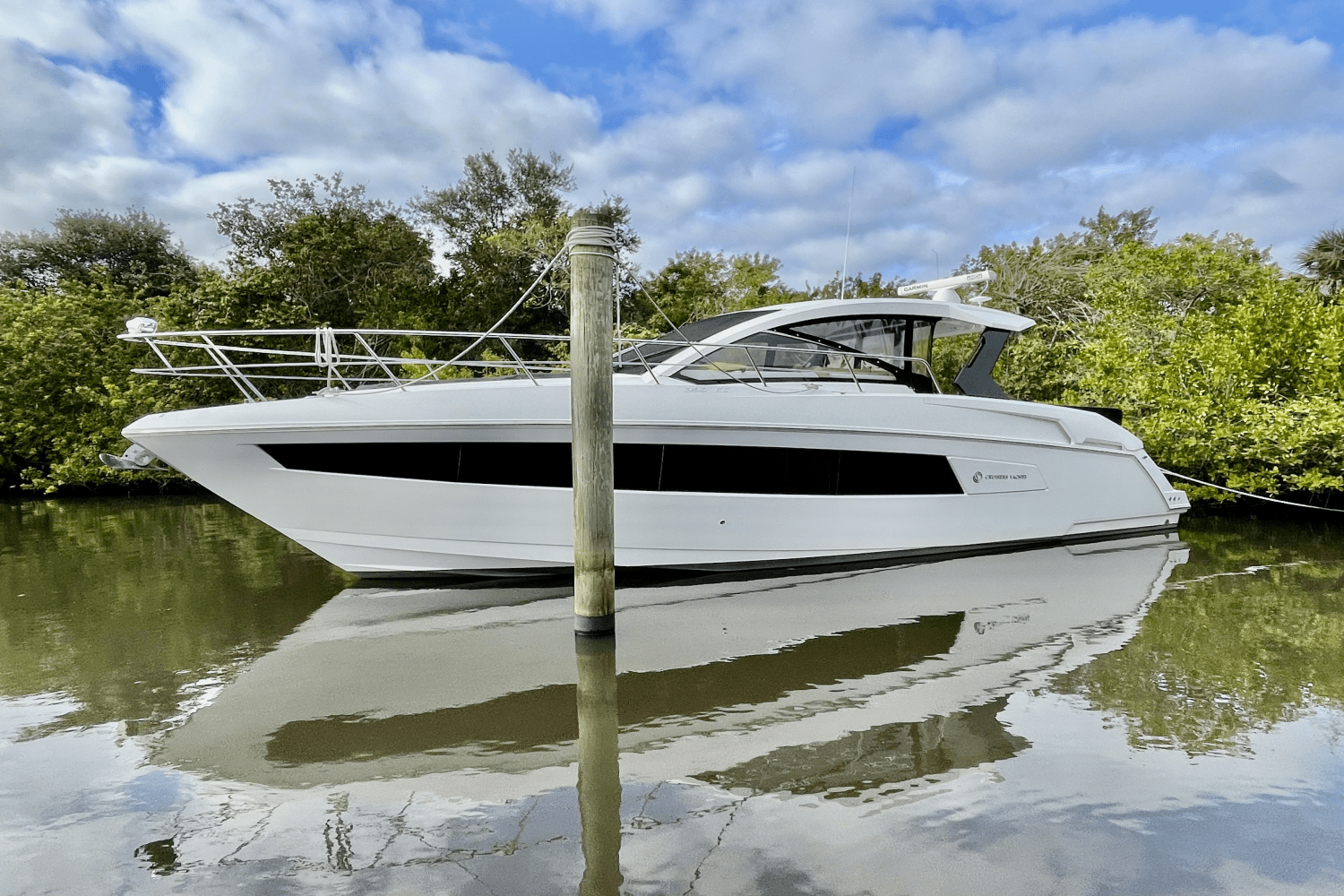 2016 Cruisers Yachts 390 EXPRESS COUPE - DIESEL Image Thumbnail #2