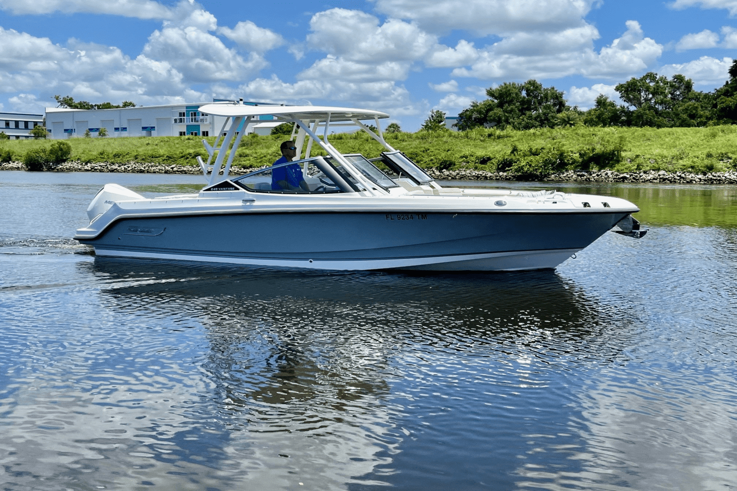 2023 Boston Whaler 240 VANTAGE Image Thumbnail #3