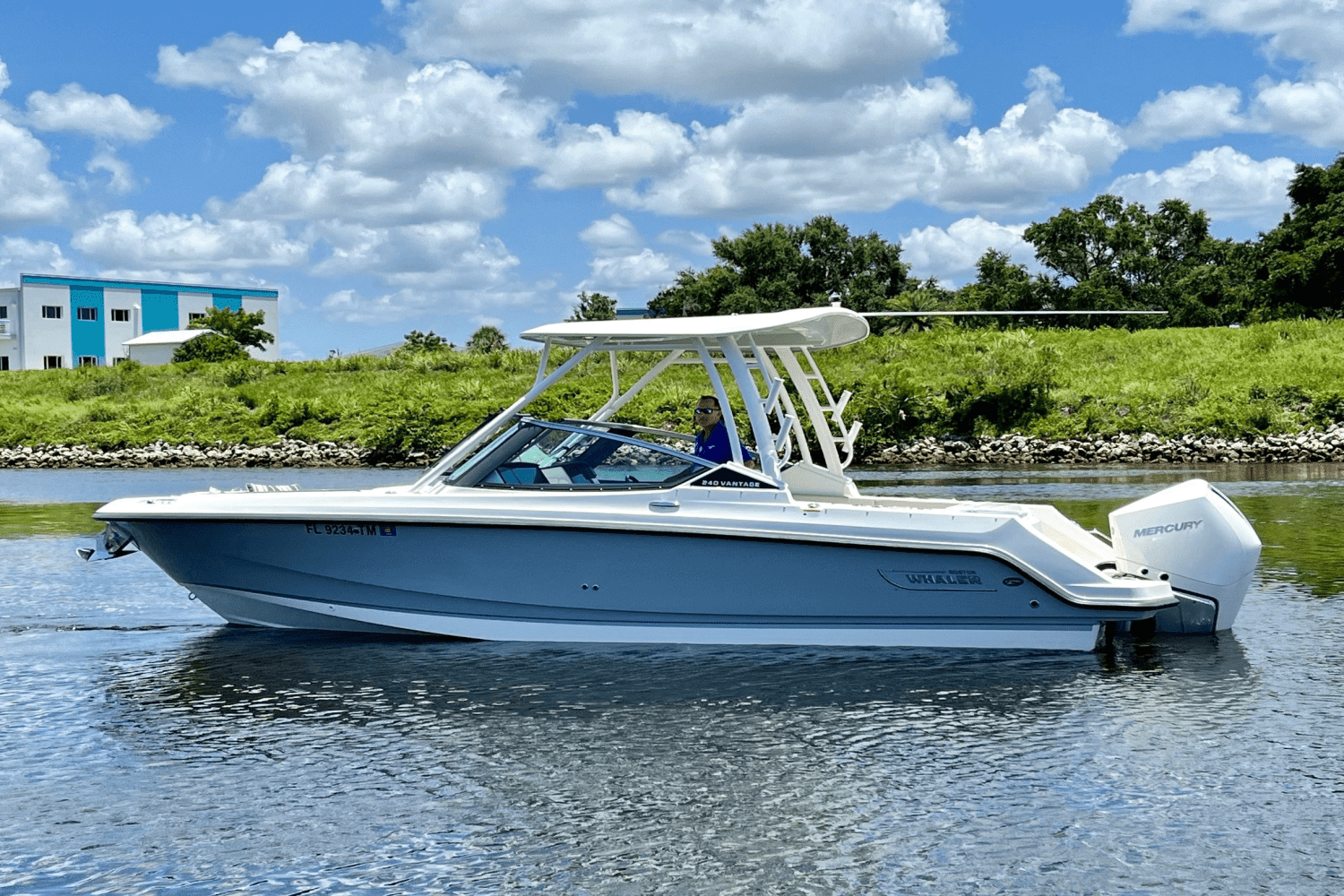 Thumbnail 3 for 2023 Boston Whaler 240 VANTAGE