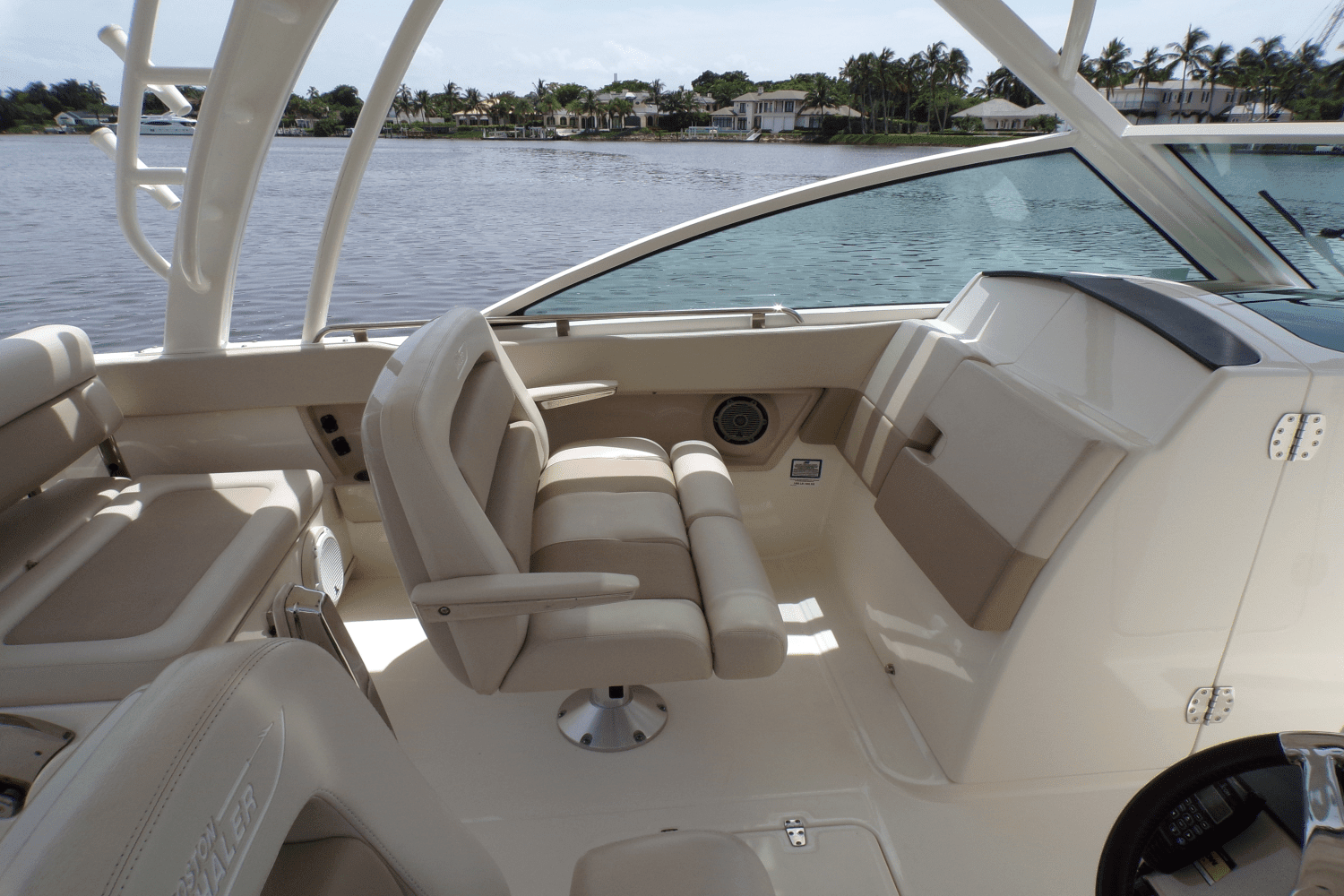 2017 Boston Whaler 320 VANTAGE Image Thumbnail #22