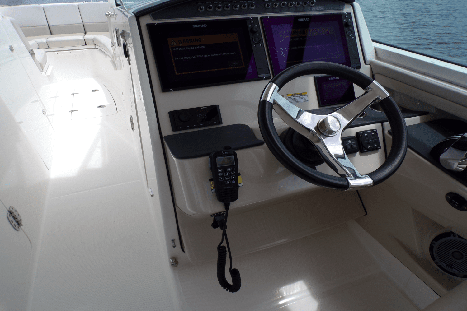 2017 Boston Whaler 320 VANTAGE Image Thumbnail #12