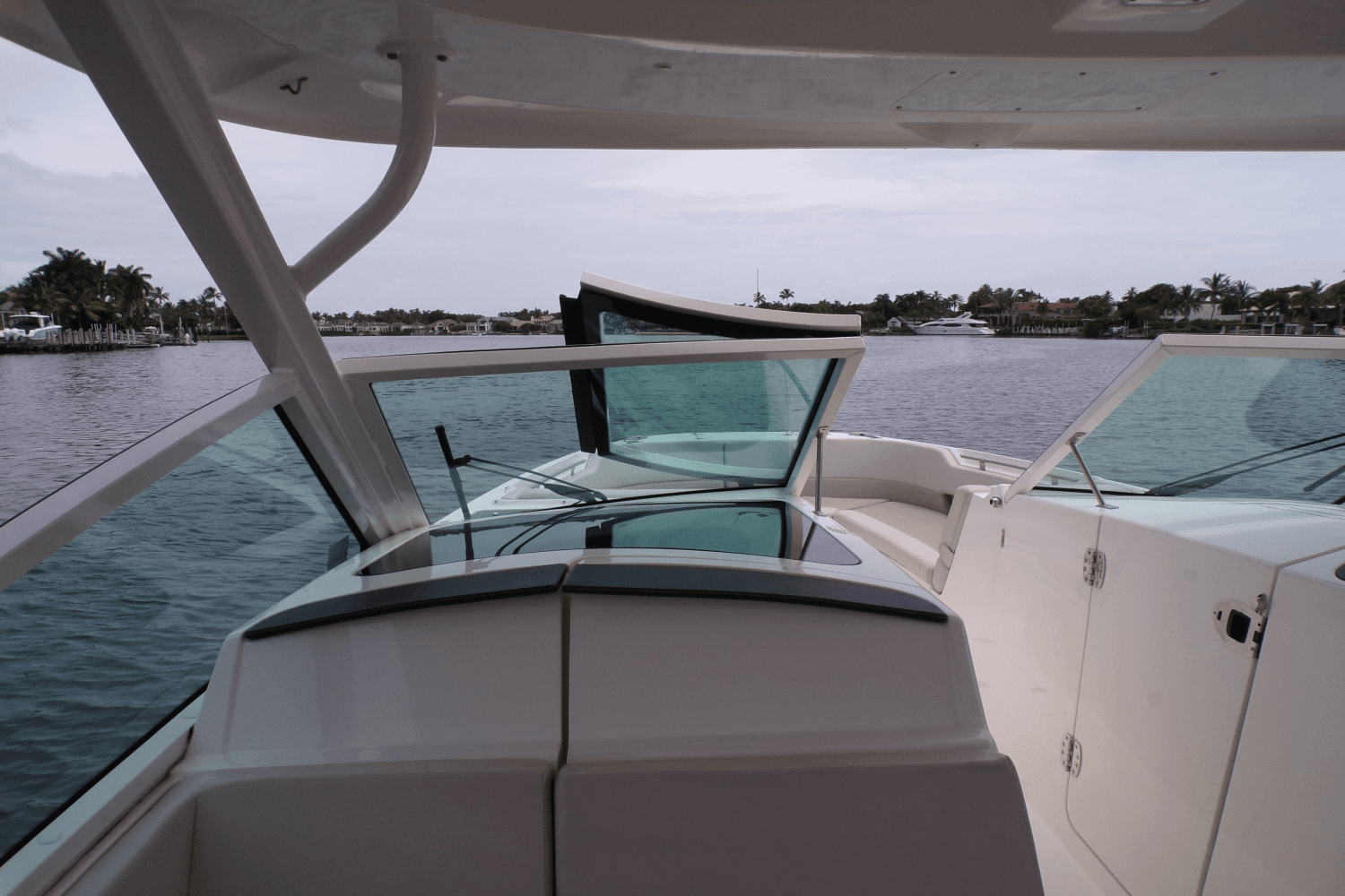 2017 Boston Whaler 320 VANTAGE Image Thumbnail #40