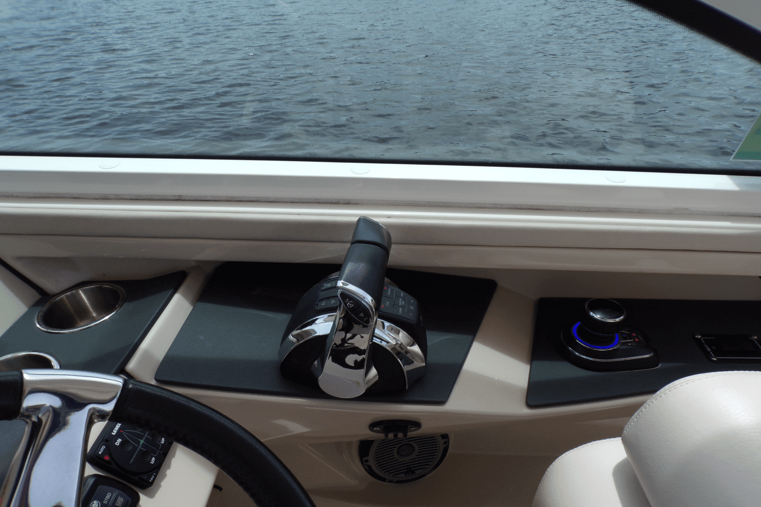 2017 Boston Whaler 320 VANTAGE Image Thumbnail #14