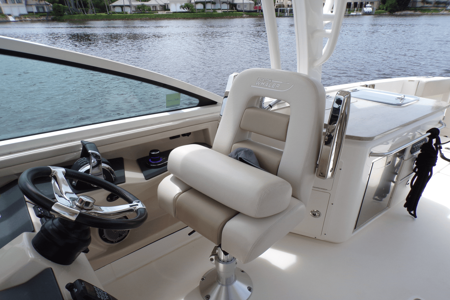 2017 Boston Whaler 320 VANTAGE Image Thumbnail #11