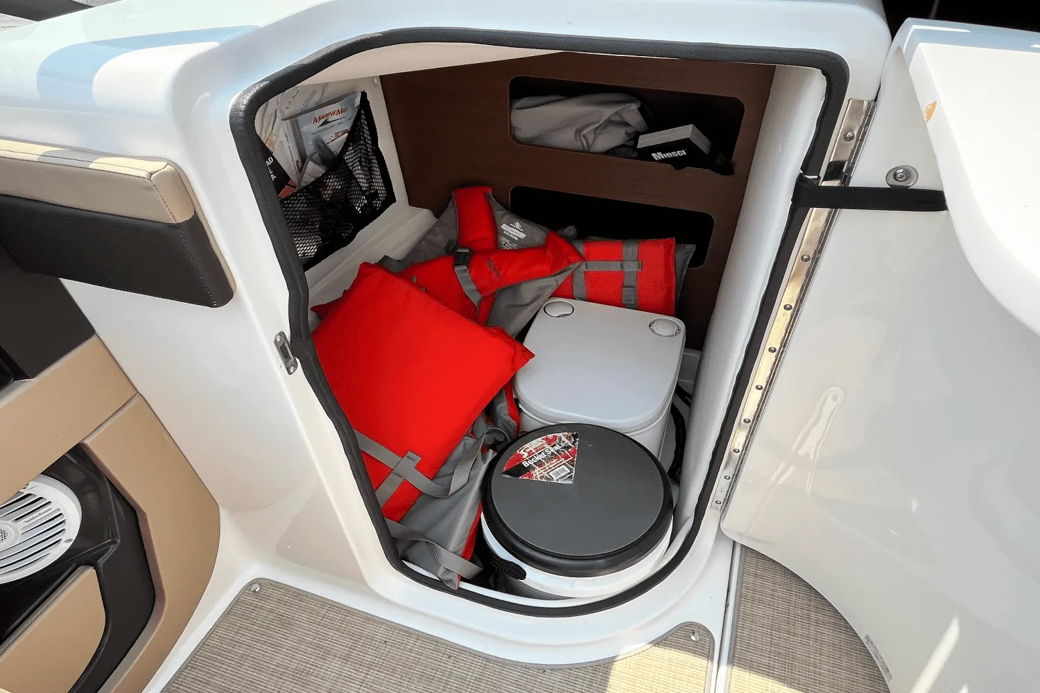 2017 Sea Ray SDX 220 Image Thumbnail #6