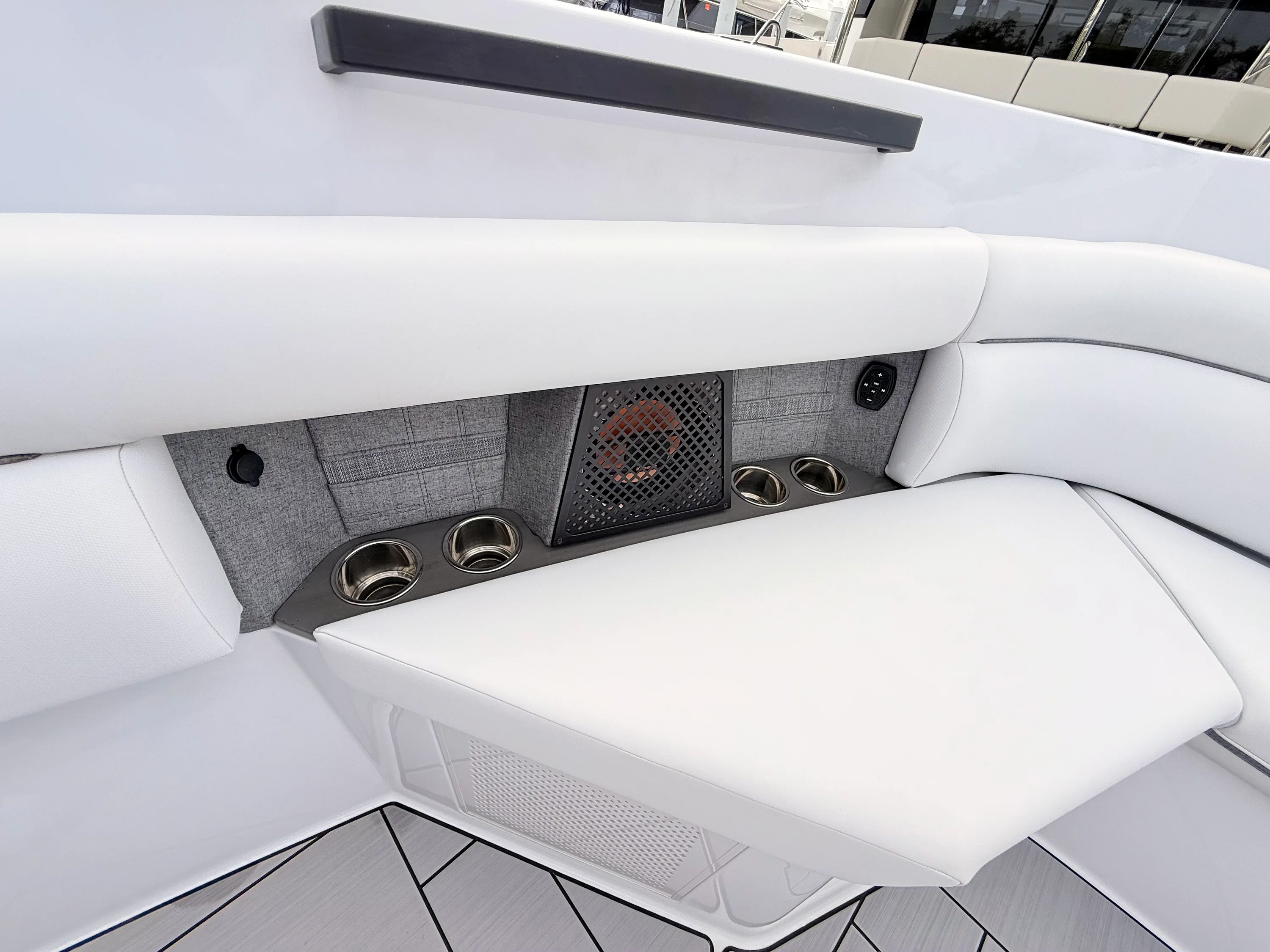 2025 Aviara AV40 Outboard Image Thumbnail #44