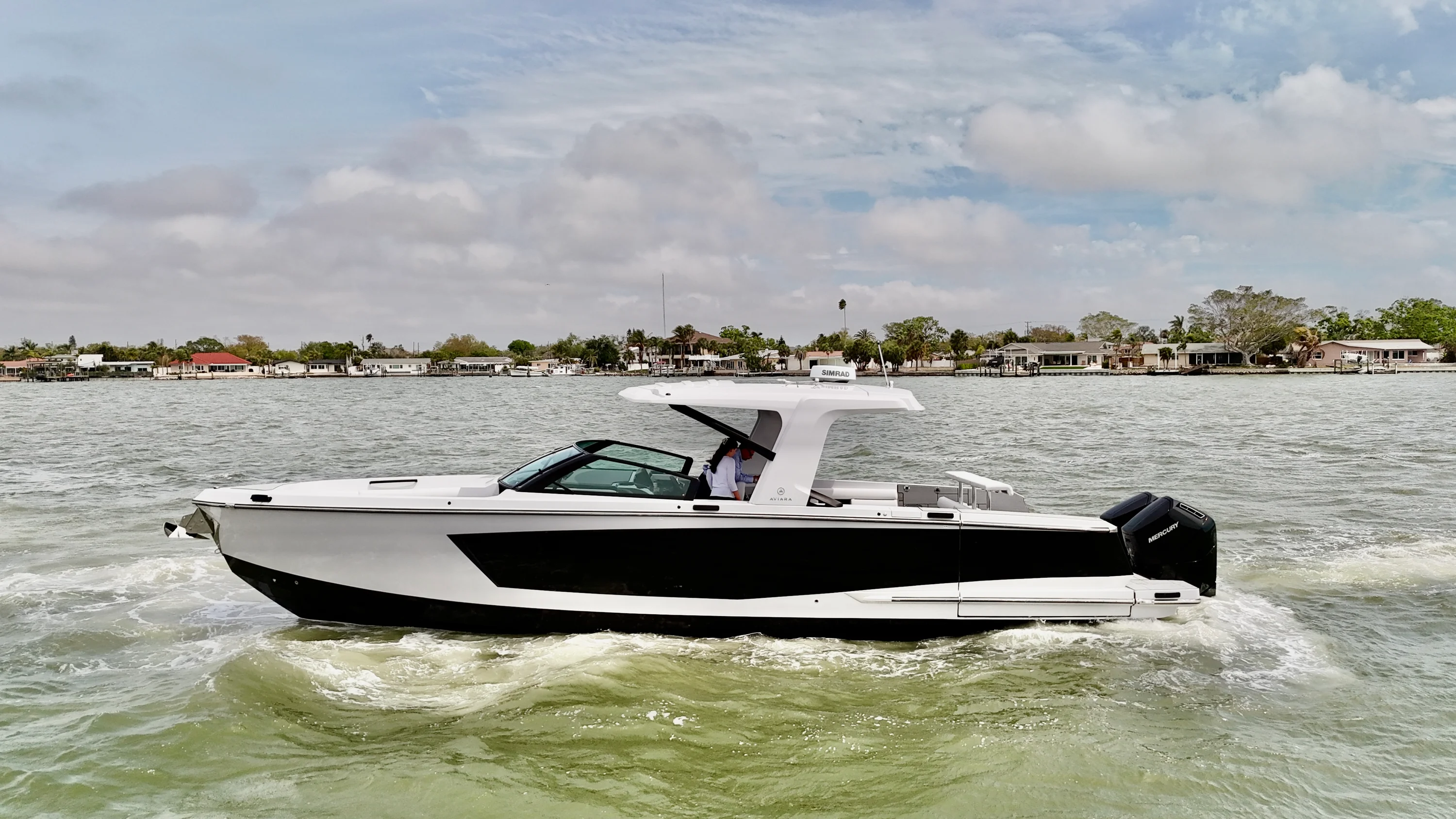 2025 Aviara AV40 Outboard