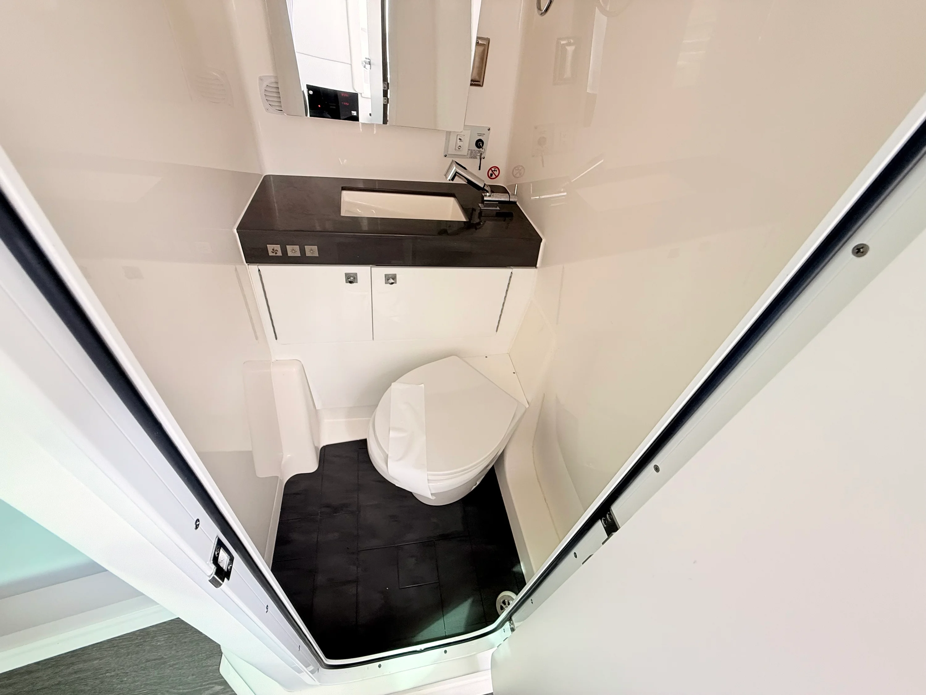 2025 Aviara AV40 Outboard Image Thumbnail #60