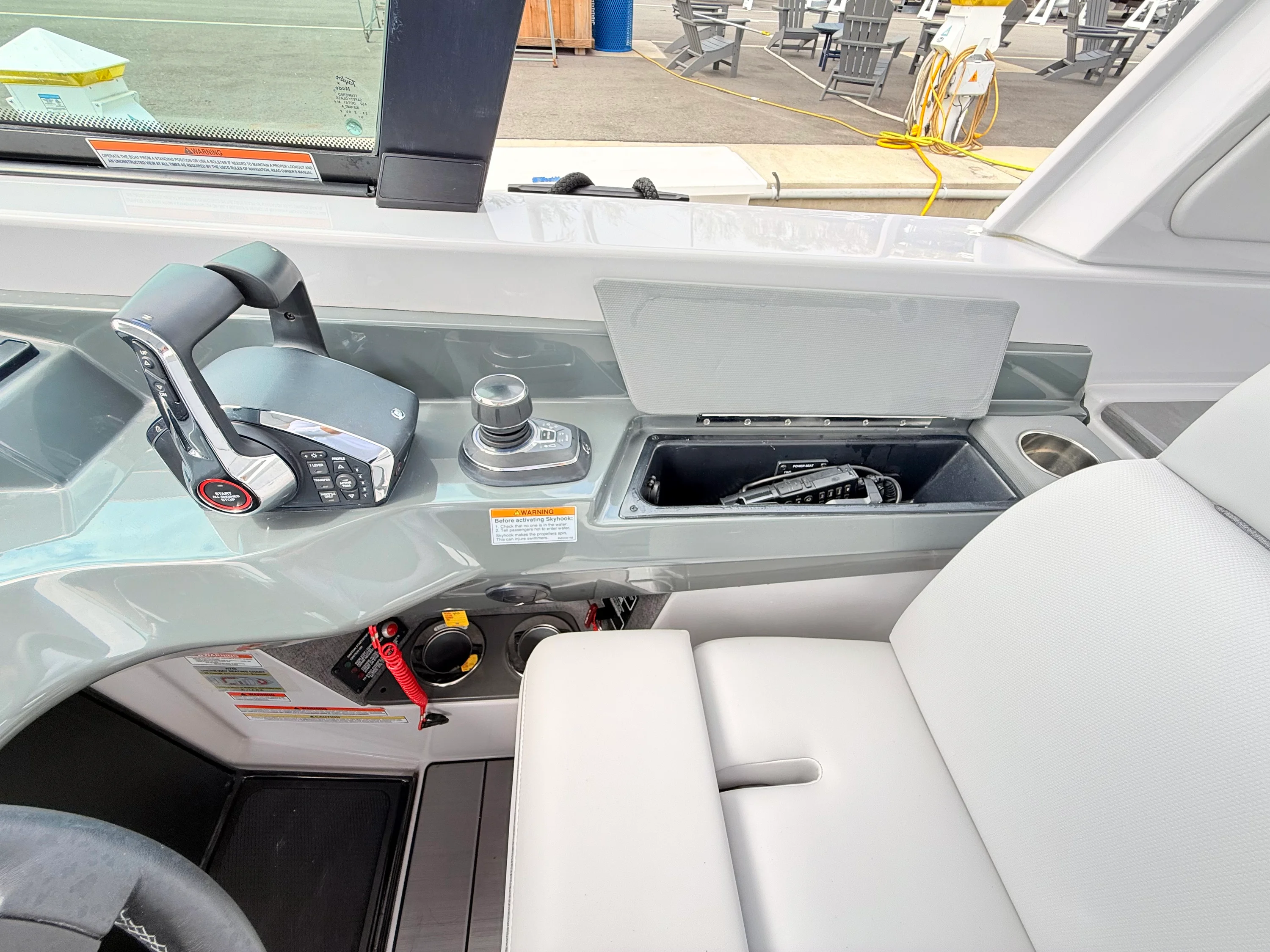 2025 Aviara AV40 Outboard Image Thumbnail #49