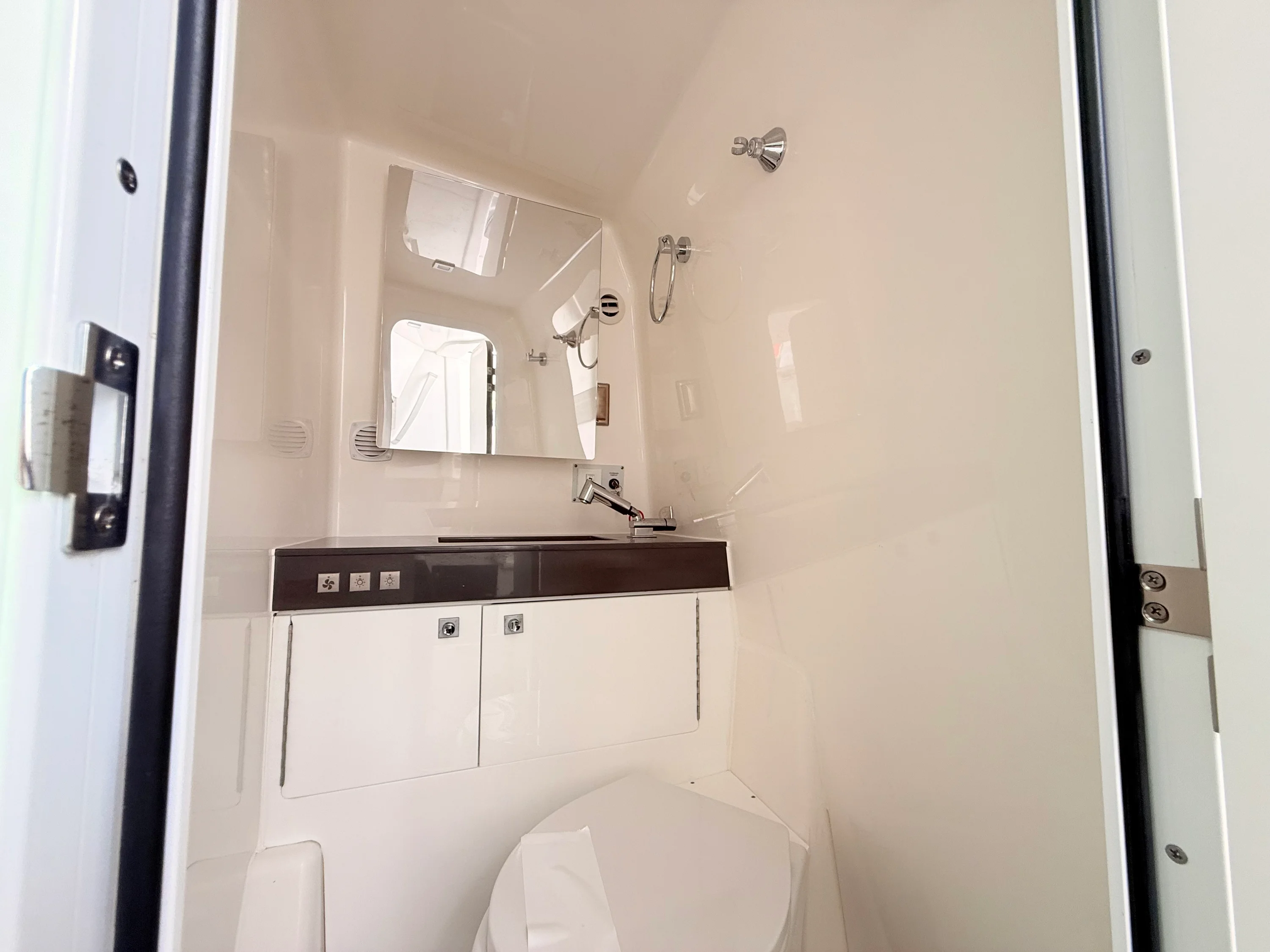 2025 Aviara AV40 Outboard Image Thumbnail #59