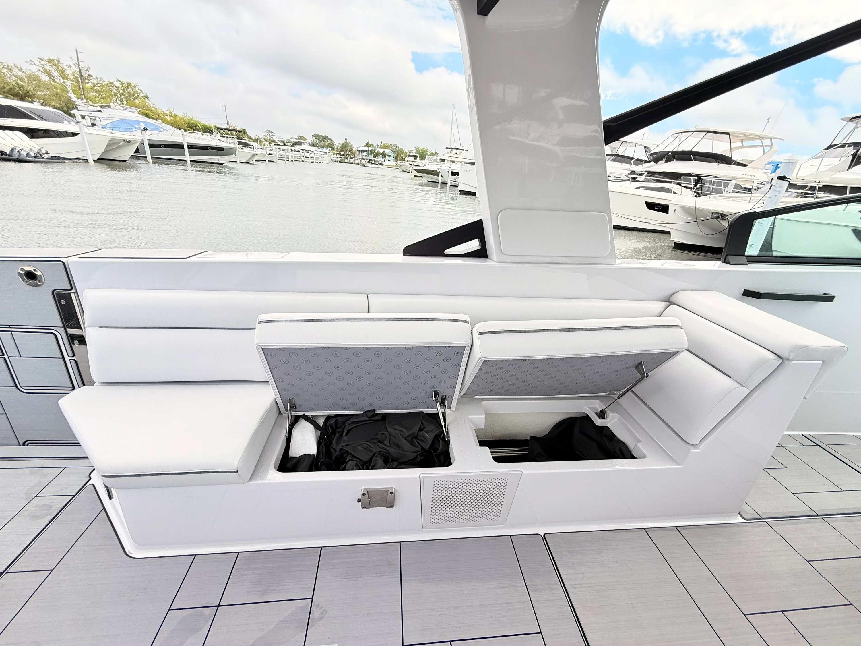 2025 Aviara AV40 Outboard Image Thumbnail #29