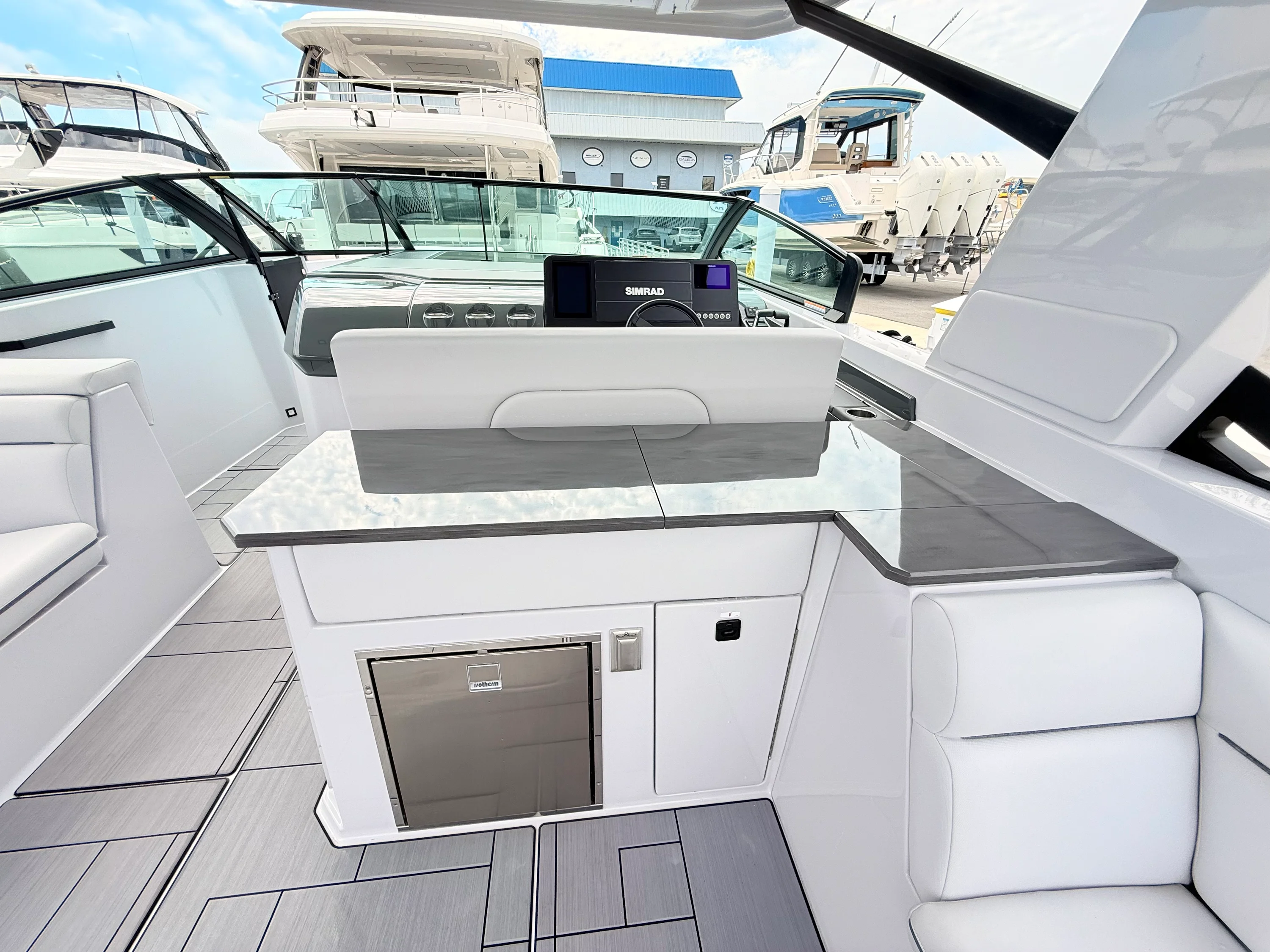 2025 Aviara AV40 Outboard Image Thumbnail #39