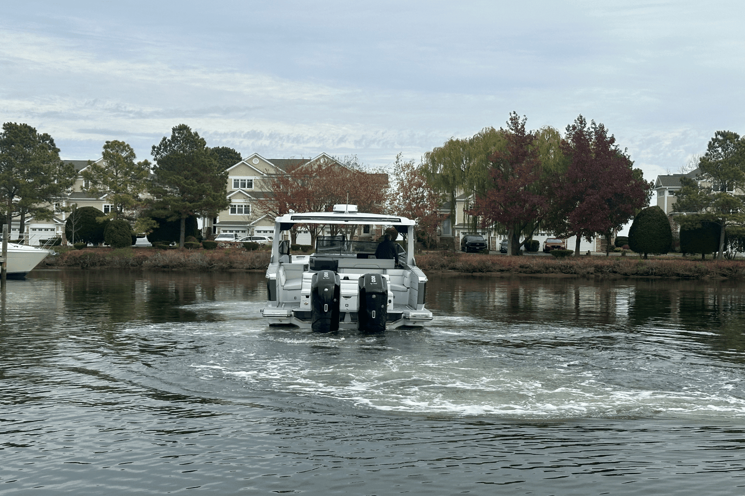 2025 Aviara AV40 Outboard Image Thumbnail #3