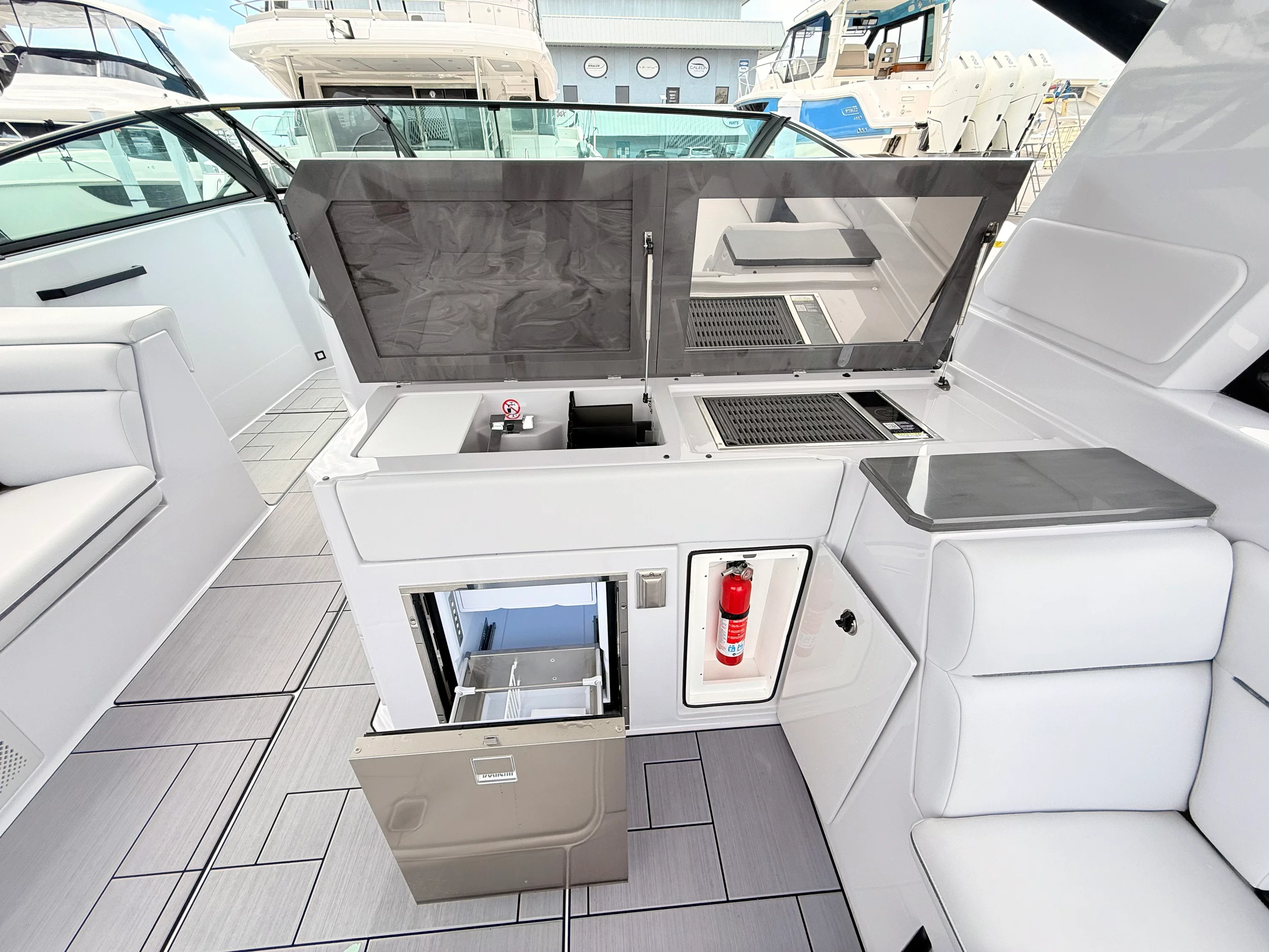 2025 Aviara AV40 Outboard Image Thumbnail #40