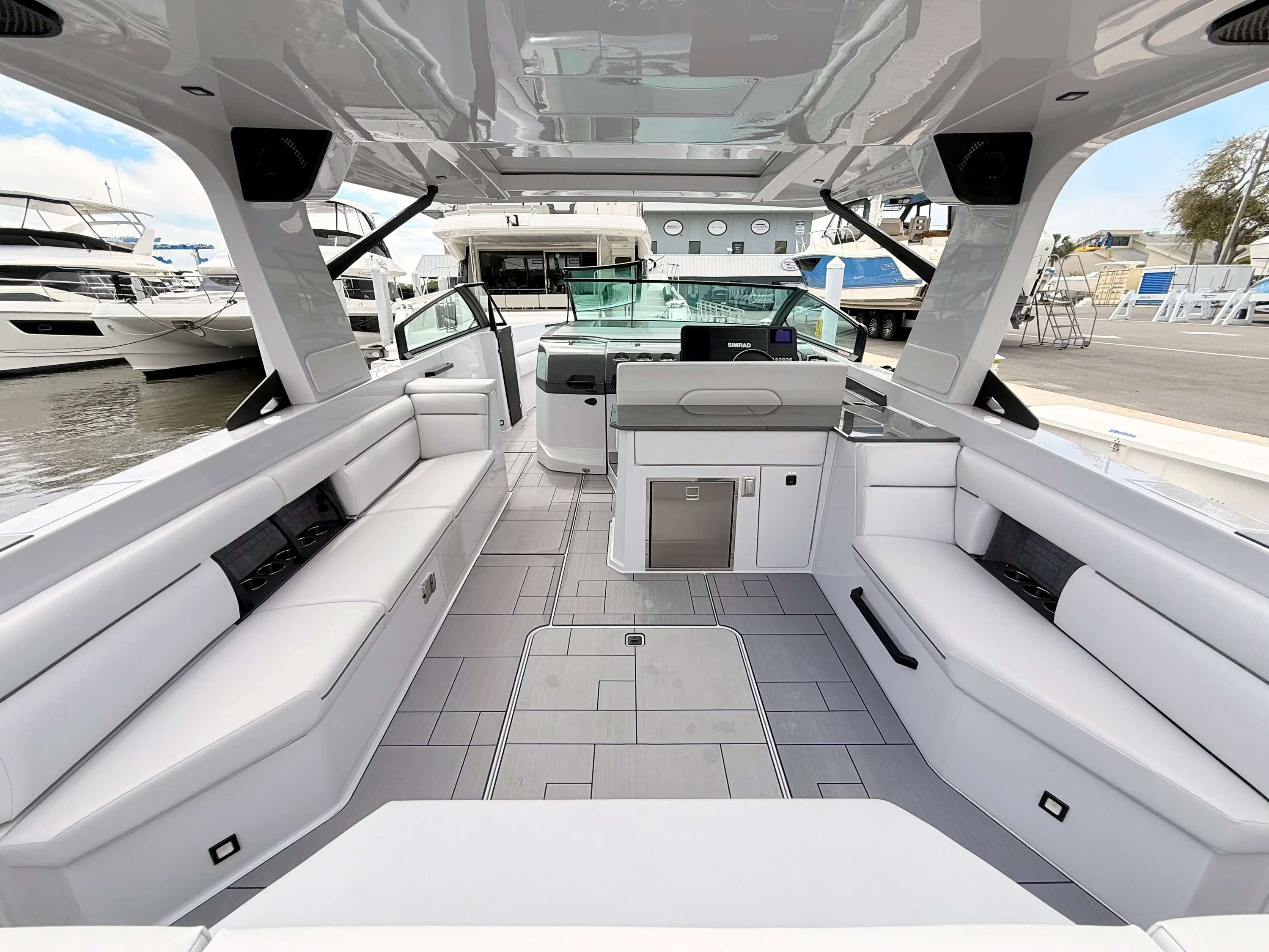 2025 Aviara AV40 Outboard Image Thumbnail #25