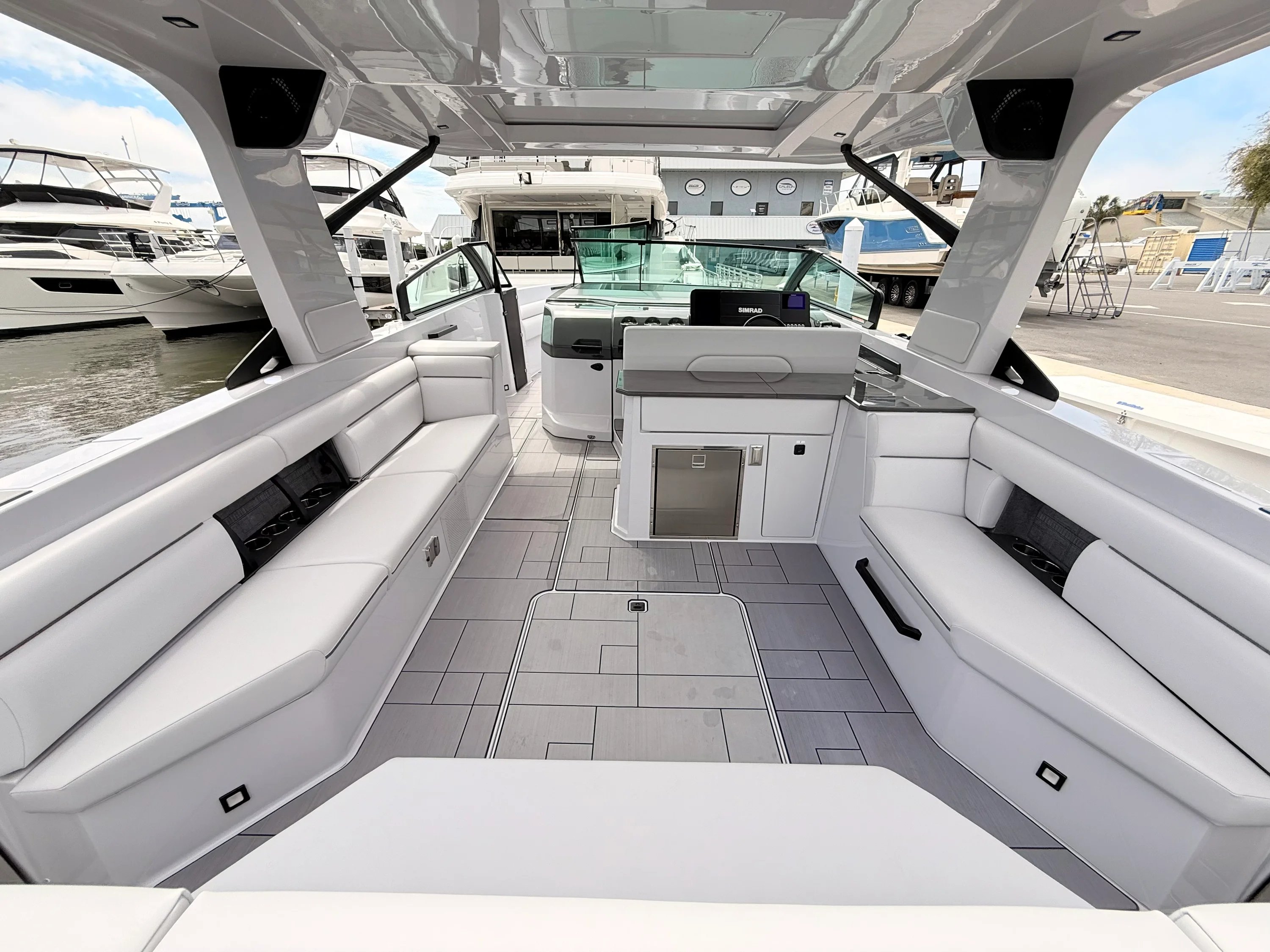 2025 Aviara AV40 Outboard Image Thumbnail #27