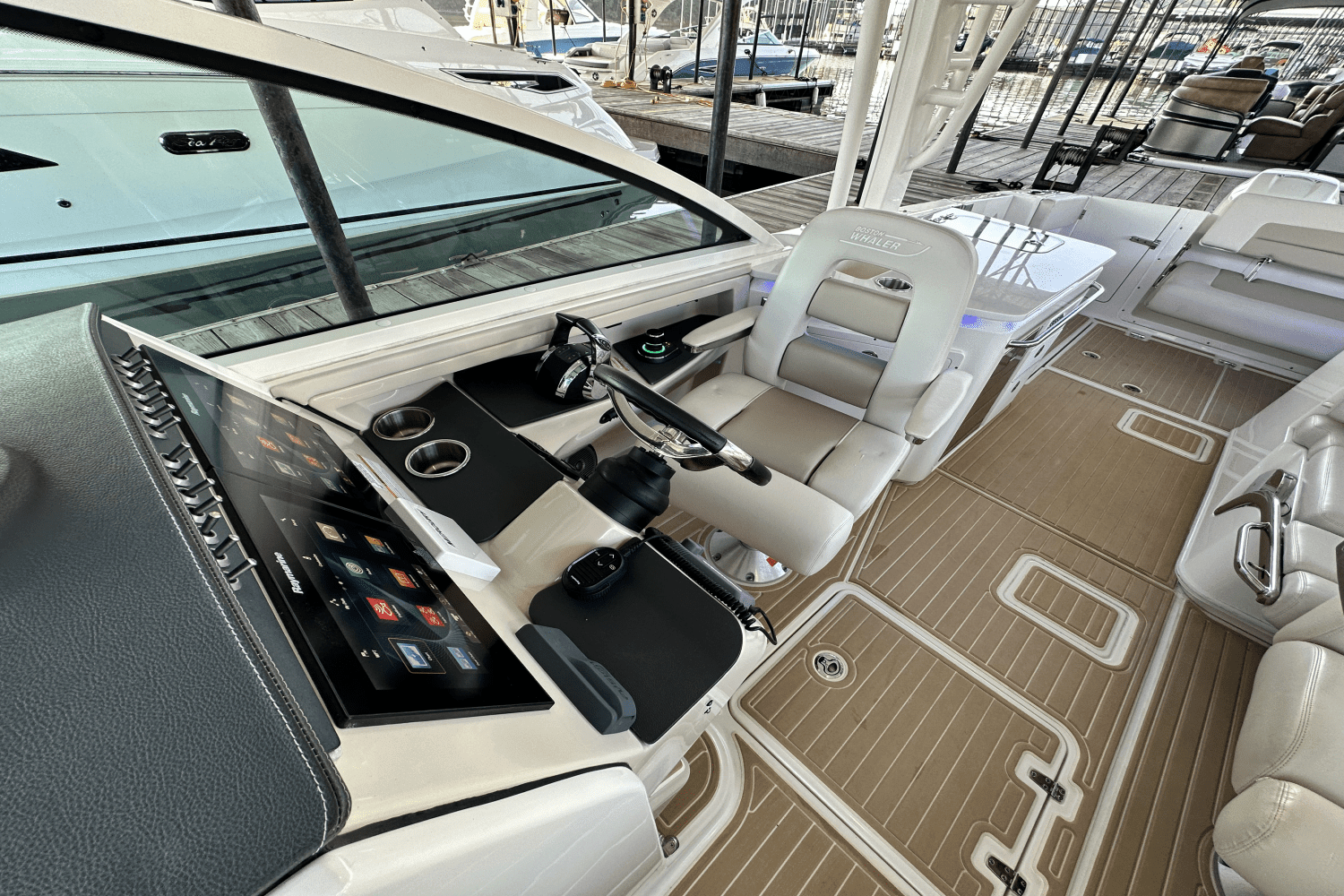 2017 Boston Whaler 320 VANTAGE Image Thumbnail #48