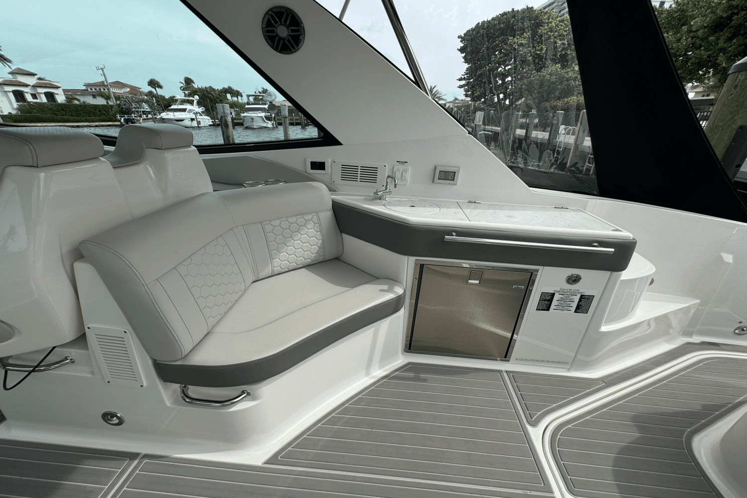 2023 Sea Ray 320 SUNDANCER OUTBOARD COUPE Image Thumbnail #32