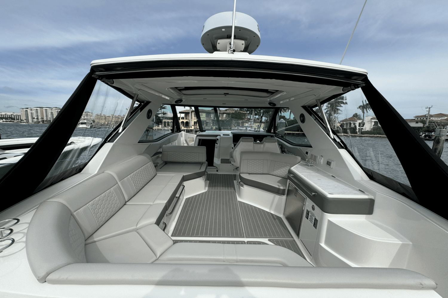 2023 Sea Ray 320 SUNDANCER OUTBOARD COUPE Image Thumbnail #36