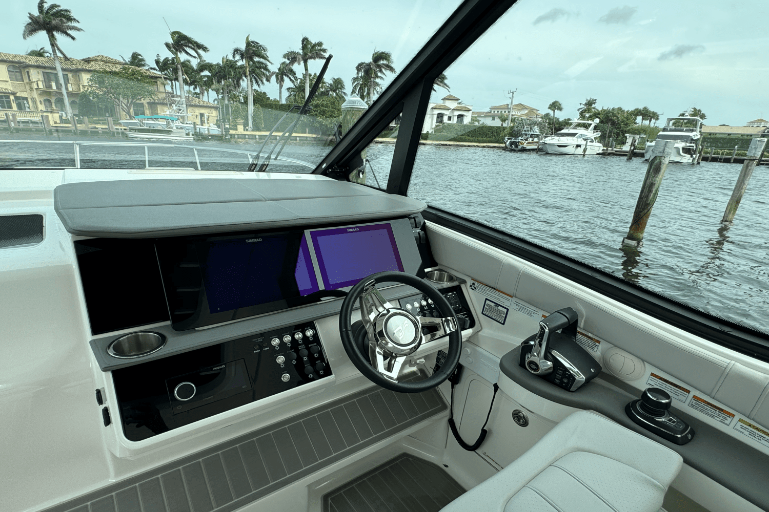 Thumbnail 2 for 2023 Sea Ray 320 SUNDANCER OUTBOARD COUPE