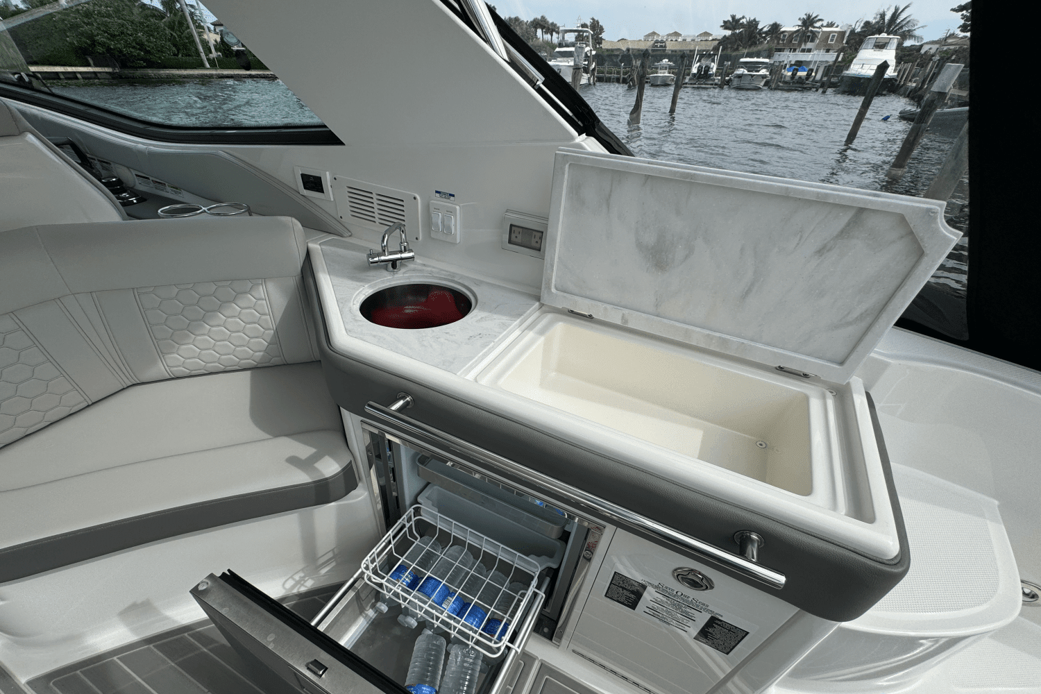 2023 Sea Ray 320 SUNDANCER OUTBOARD COUPE Image Thumbnail #33