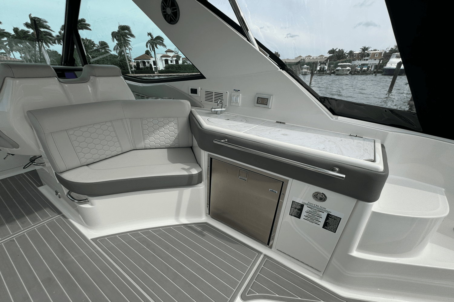 2023 Sea Ray 320 SUNDANCER OUTBOARD COUPE Image Thumbnail #31