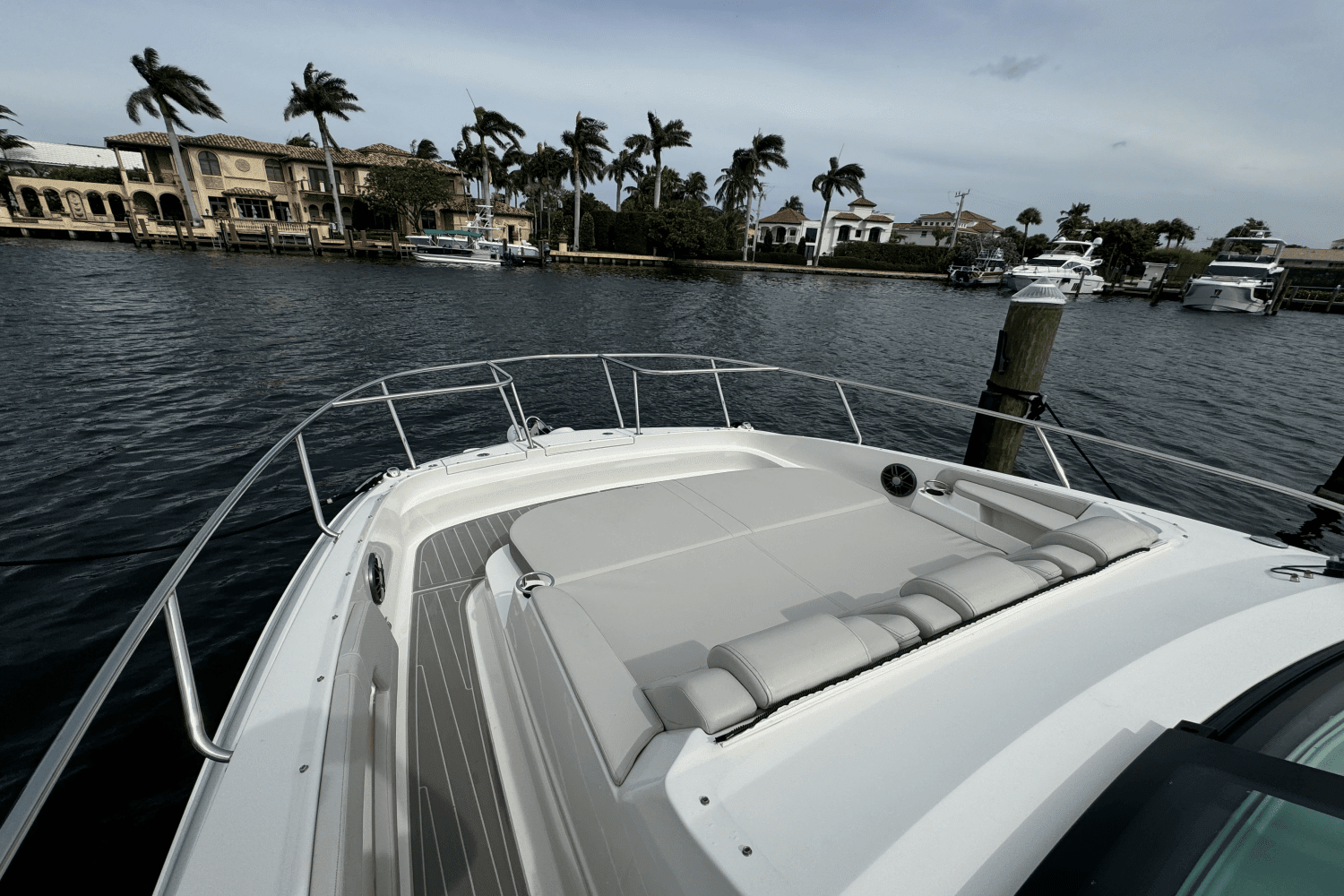 2023 Sea Ray 320 SUNDANCER OUTBOARD COUPE Image Thumbnail #4