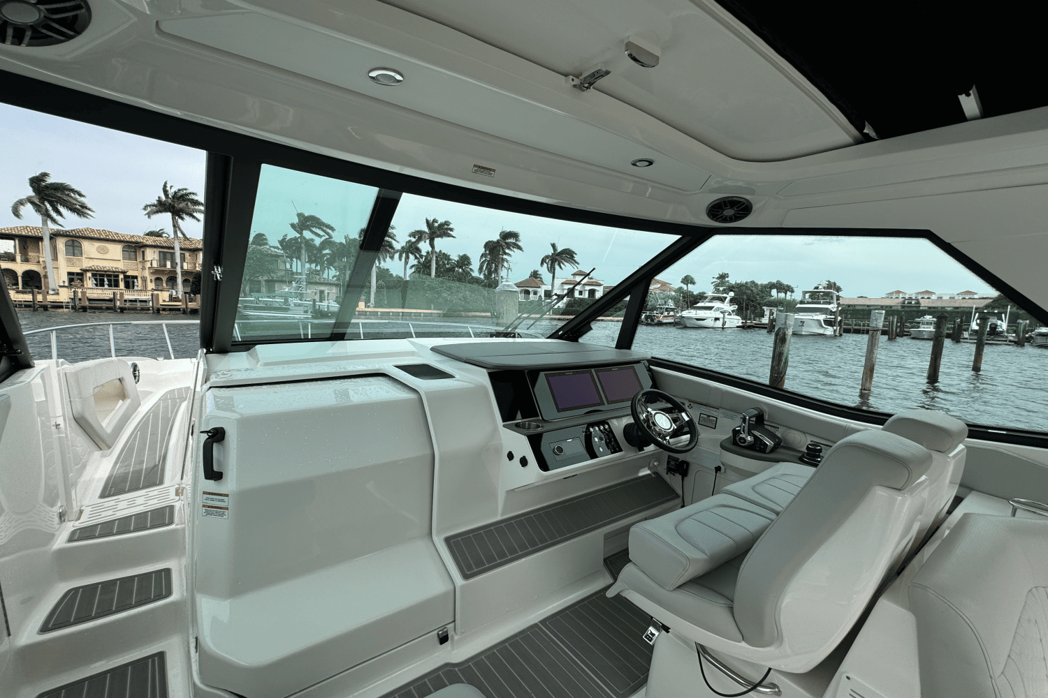 2023 Sea Ray 320 SUNDANCER OUTBOARD COUPE Image Thumbnail #24