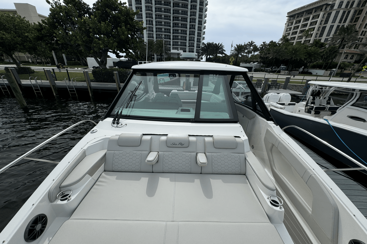 2023 Sea Ray 320 SUNDANCER OUTBOARD COUPE Image Thumbnail #14