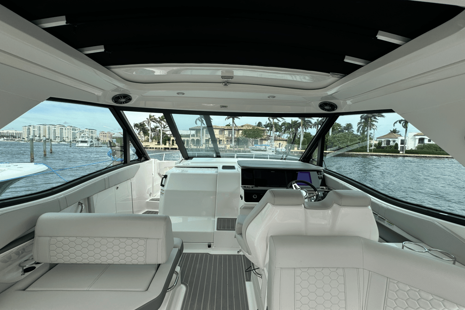 2023 Sea Ray 320 SUNDANCER OUTBOARD COUPE Image Thumbnail #23