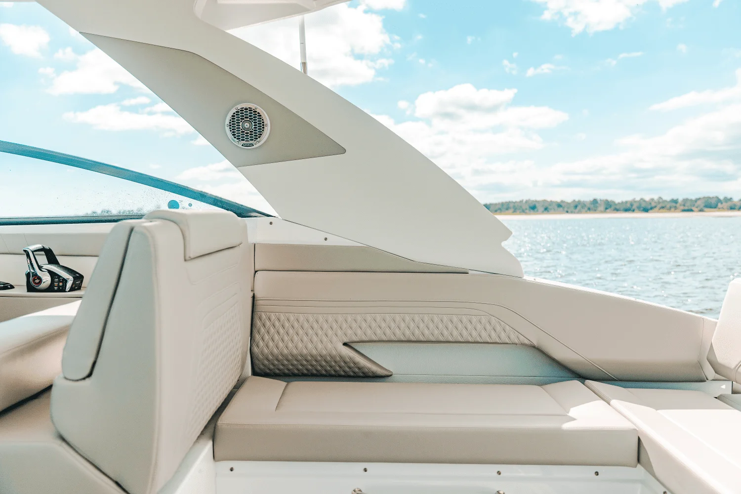 2025 Cruisers Yachts 34 GLS Outboard Image Thumbnail #34