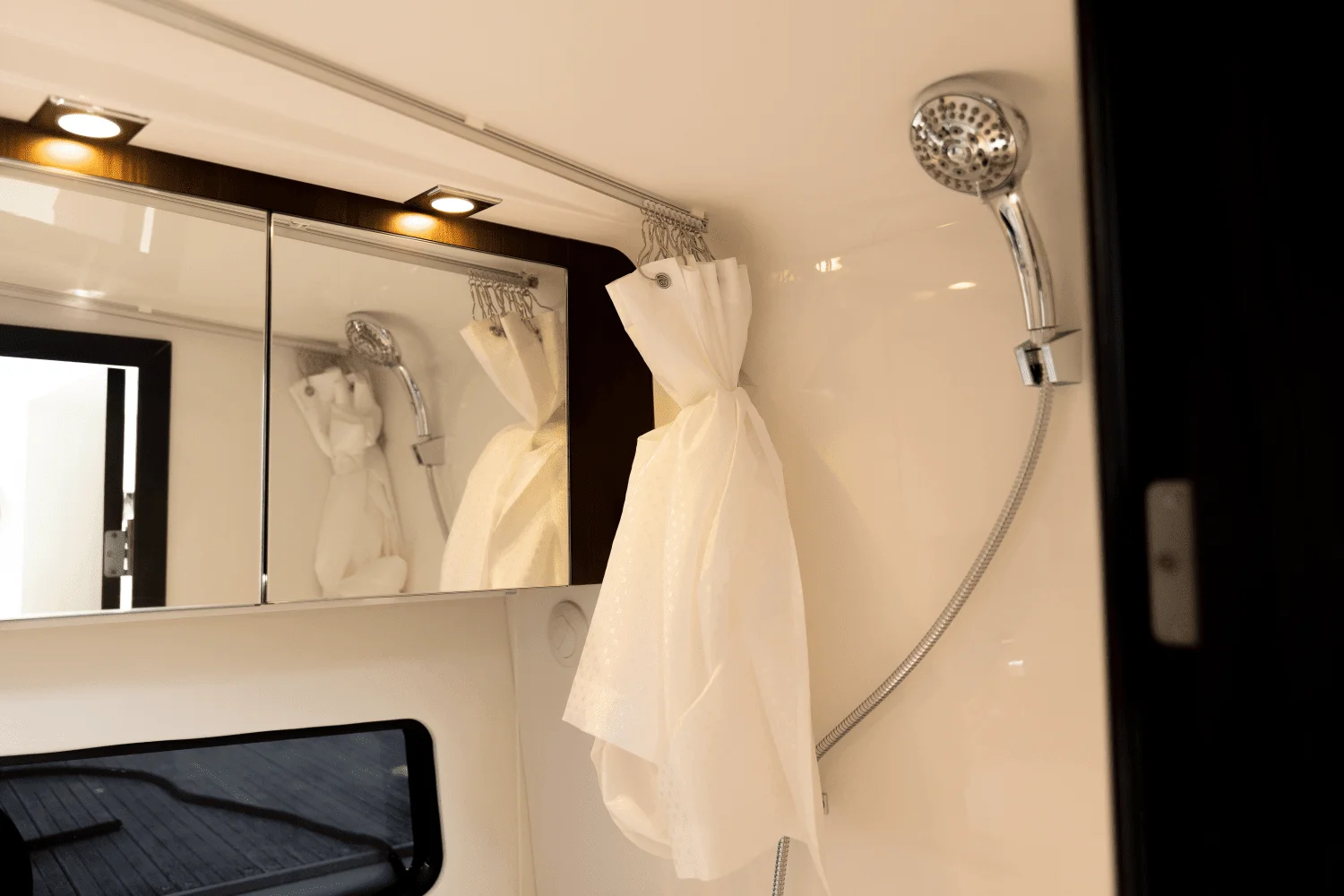 2025 Cruisers Yachts 34 GLS Outboard Image Thumbnail #50