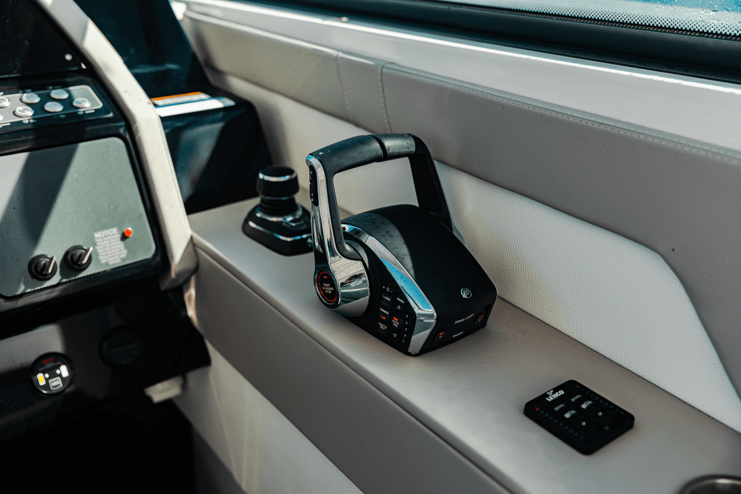 2025 Cruisers Yachts 34 GLS Outboard Image Thumbnail #29