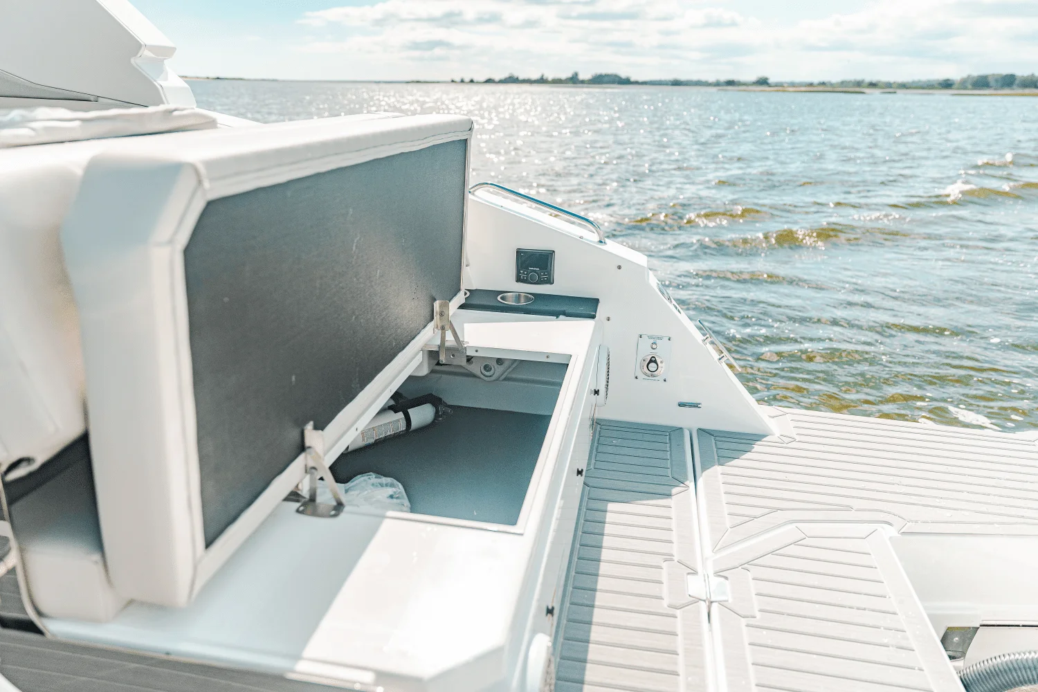 2025 Cruisers Yachts 34 GLS Outboard Image Thumbnail #38