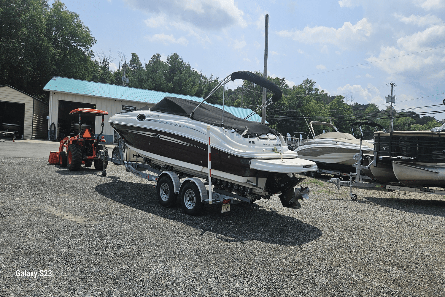 Thumbnail 3 for 2009 Sea Ray 240 SUNDECK