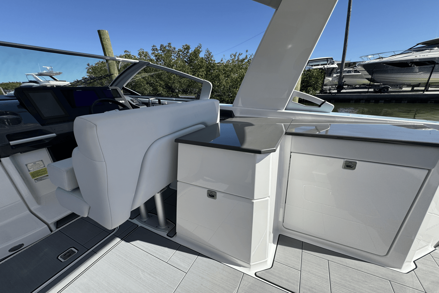 2024 Aviara AV32 Outboard Image Thumbnail #22